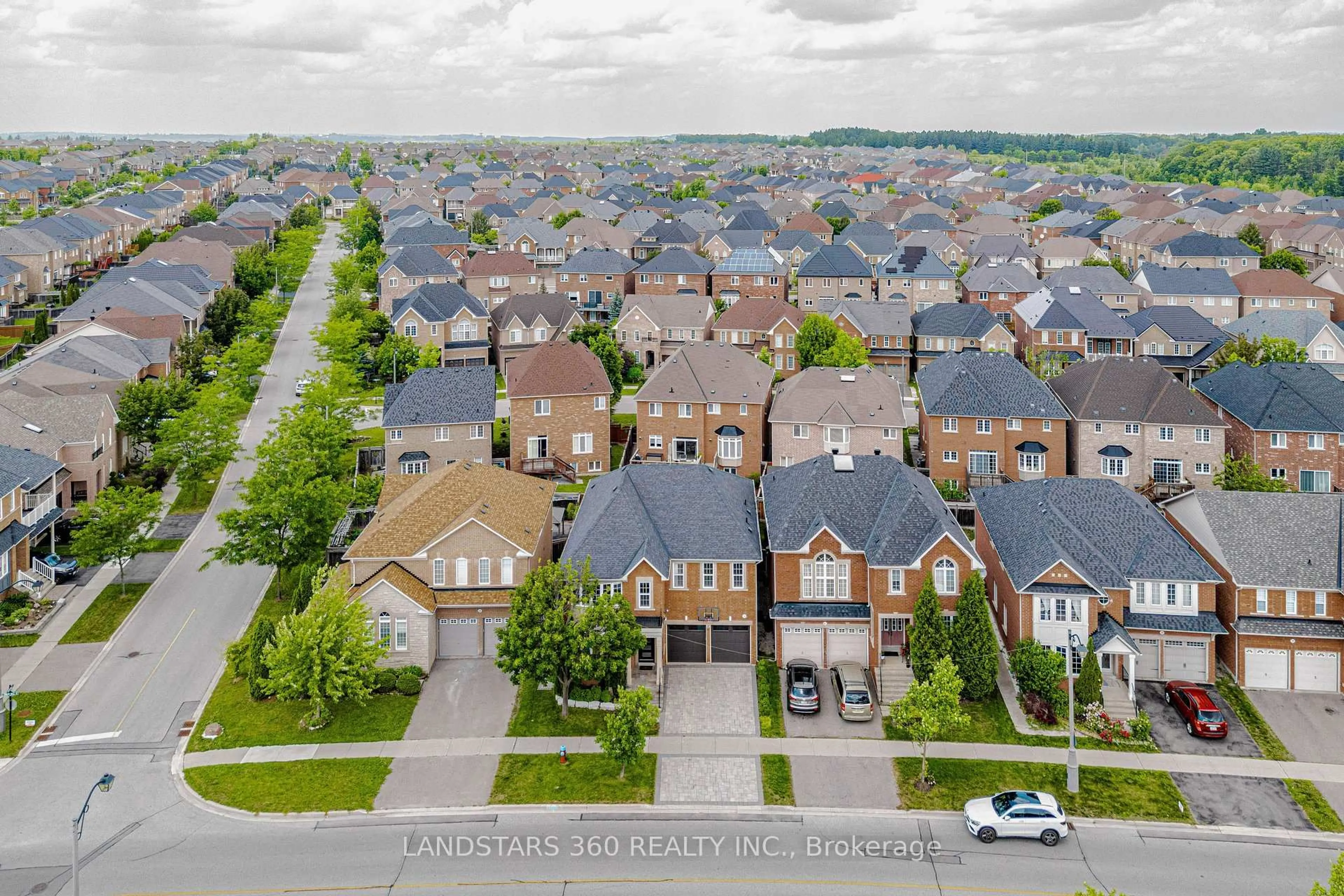 A pic from outside/outdoor area/front of a property/back of a property/a pic from drone, street for 314 Tower Hill Rd, Richmond Hill Ontario L4E 0A6