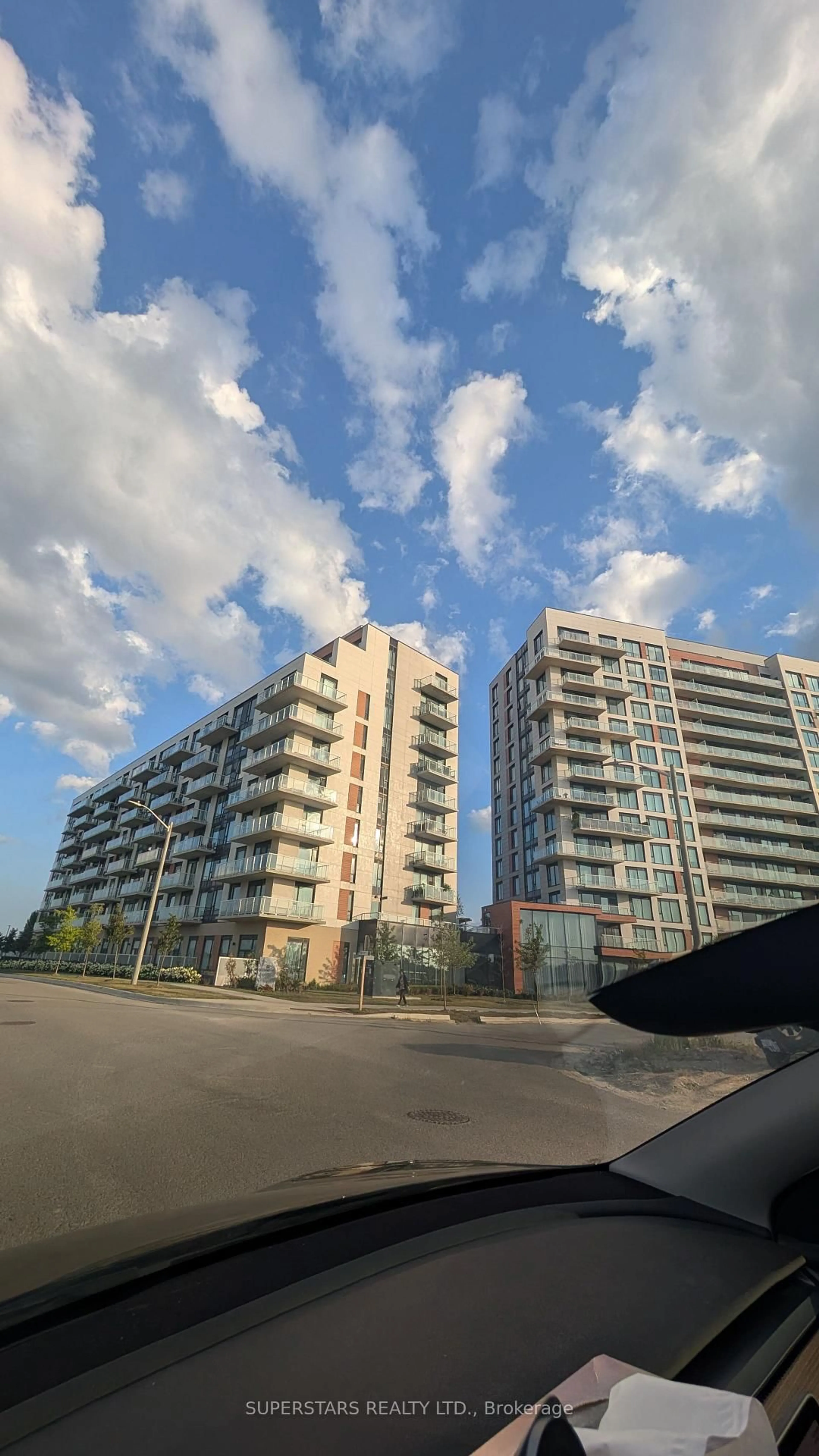 A pic from outside/outdoor area/front of a property/back of a property/a pic from drone, unknown for 6 David Eyer Rd #906, Richmond Hill Ontario L4S 0N5