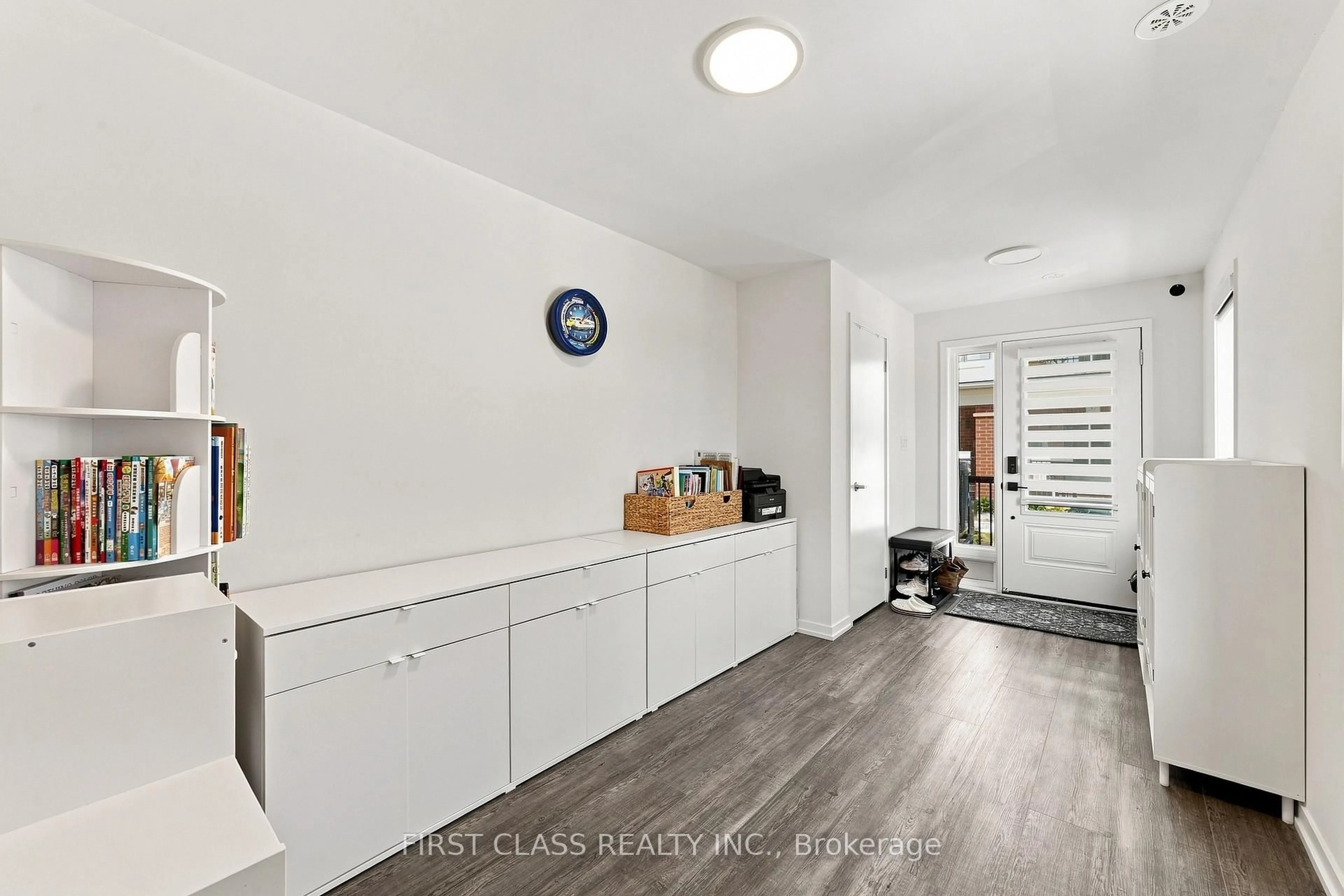 Indoor entryway for 224 Matawin Lane, Richmond Hill Ontario L4B 0H8
