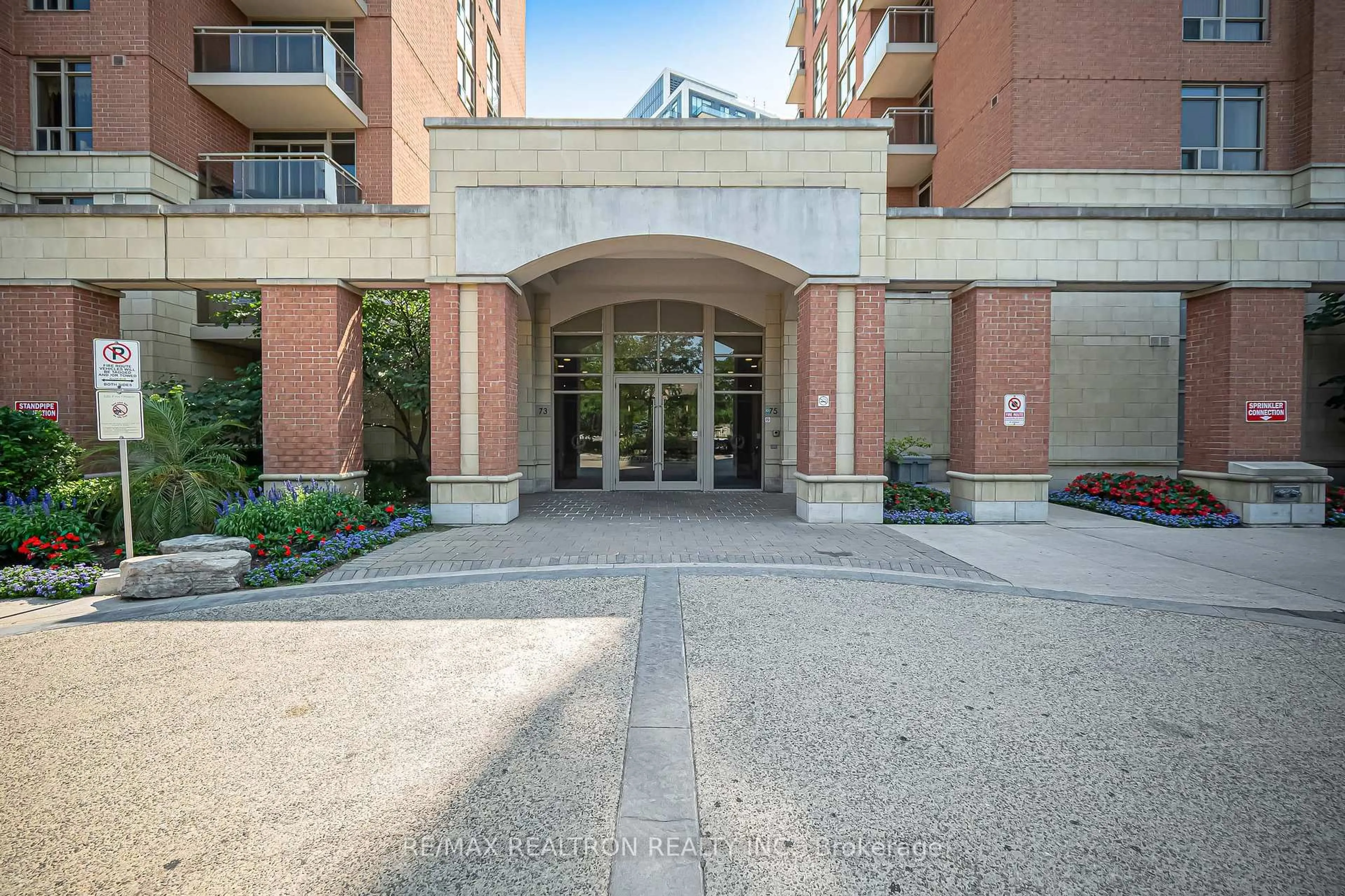 Indoor foyer for 73 King William Cres #Lph01, Richmond Hill Ontario L4B 0C2