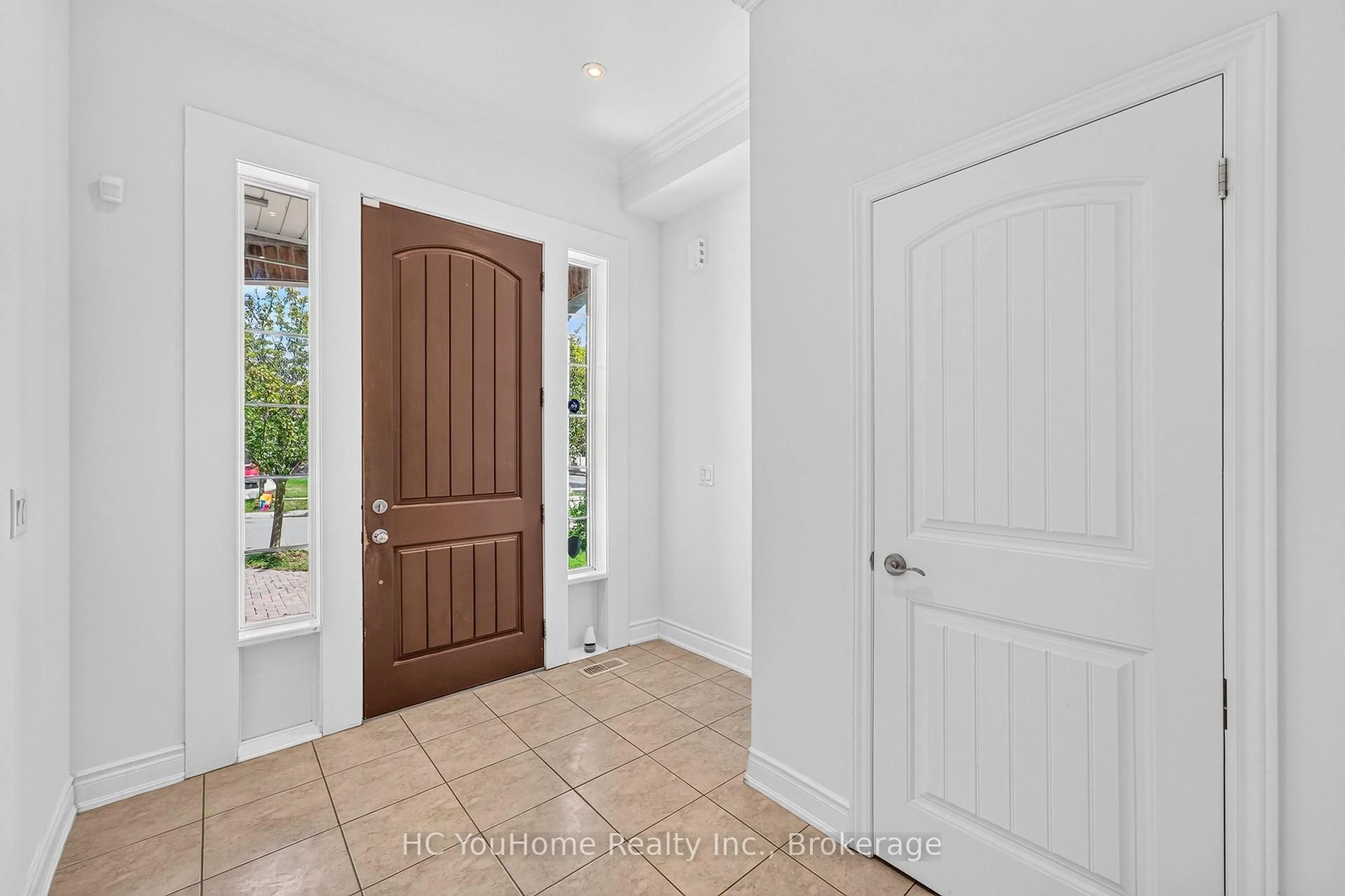 Indoor entryway for 112 Lacewood Dr, Richmond Hill Ontario L4S 0E6