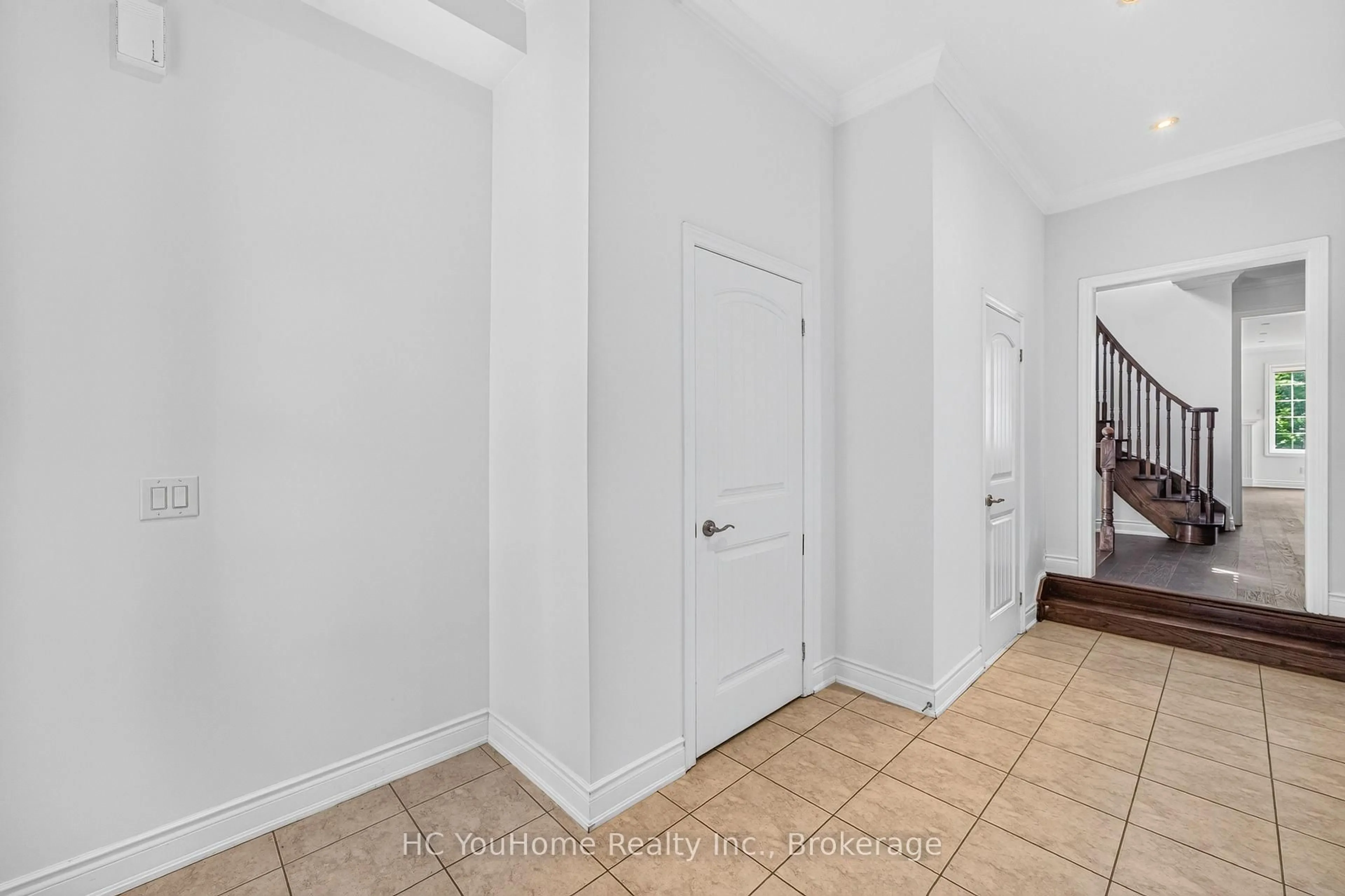 Indoor entryway for 112 Lacewood Dr, Richmond Hill Ontario L4S 0E6