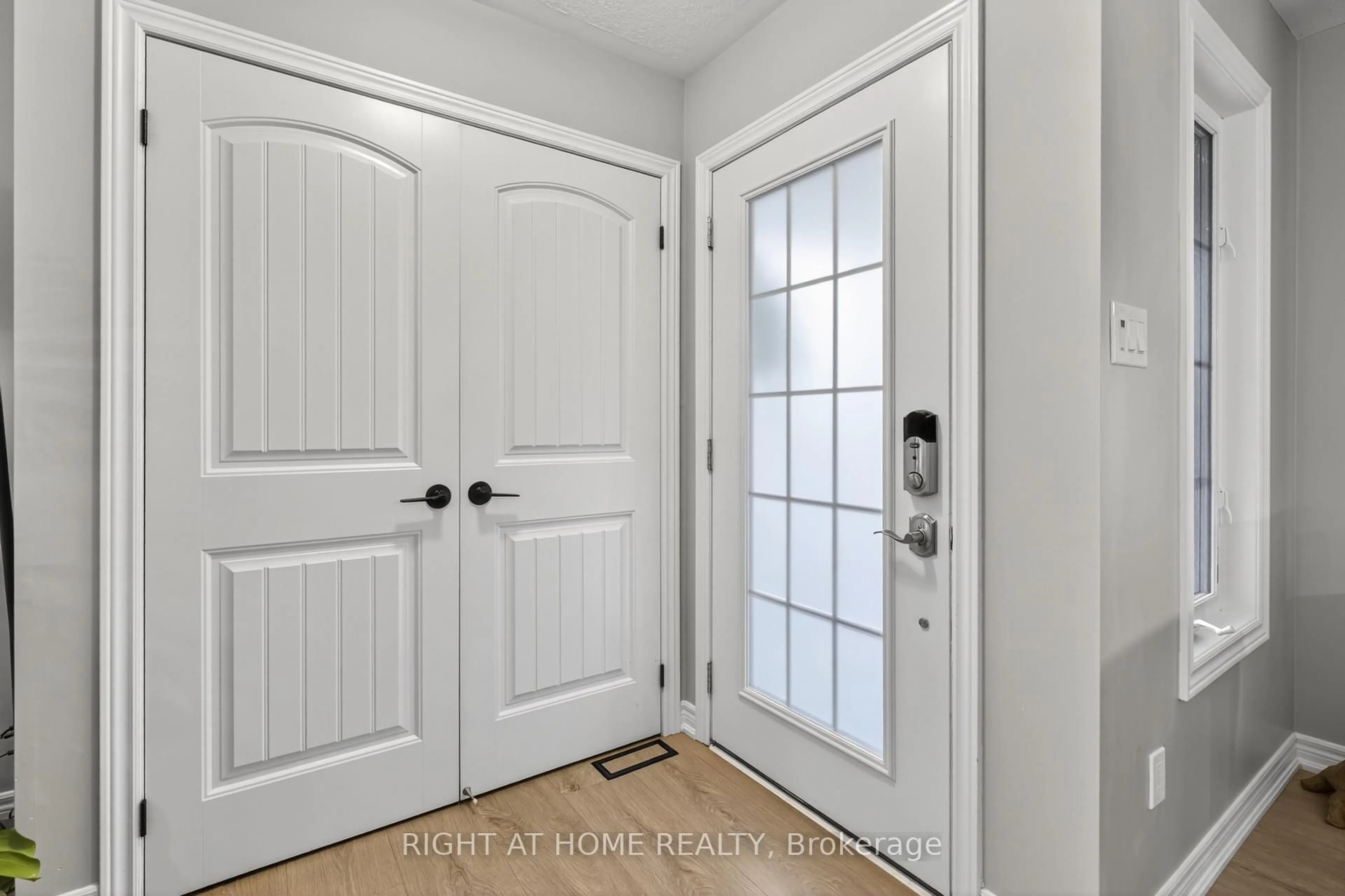 Indoor entryway for 3005 Mason Dr, Innisfil Ontario L9S 2J8