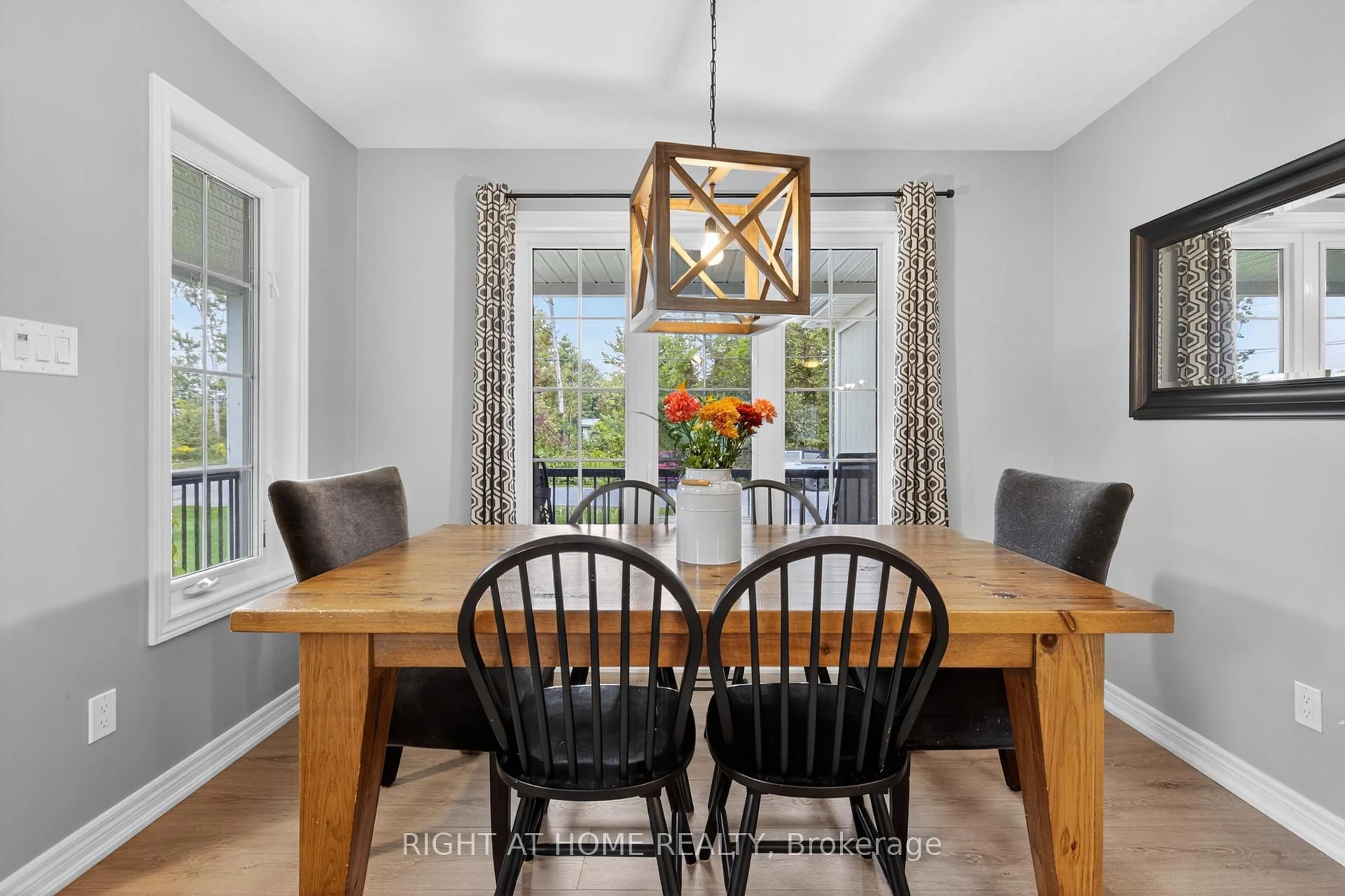 Dining room, wood/laminate floor for 3005 Mason Dr, Innisfil Ontario L9S 2J8