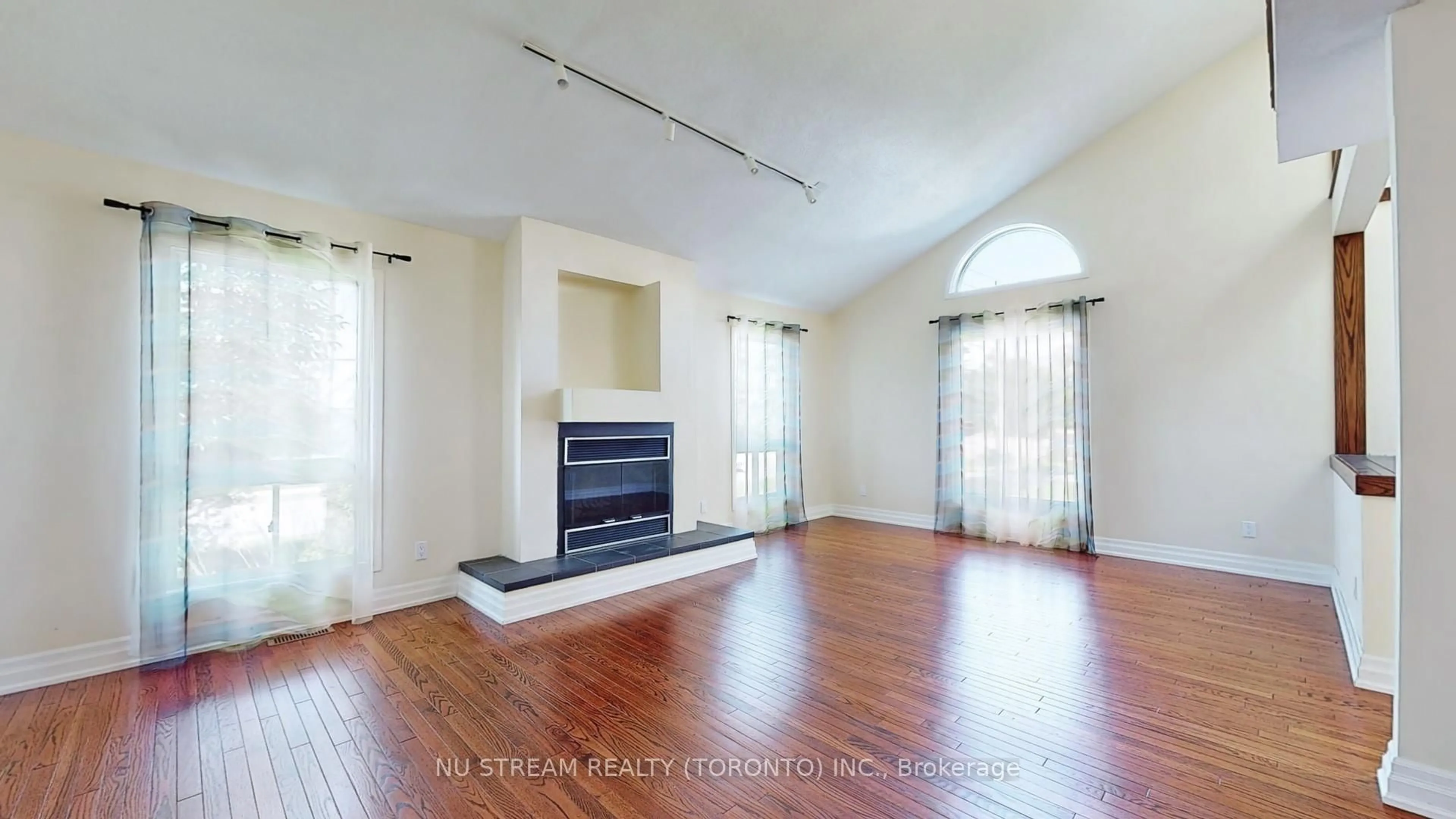 A pic of a room for 15 Bond Cres, Richmond Hill Ontario L4E 3K2