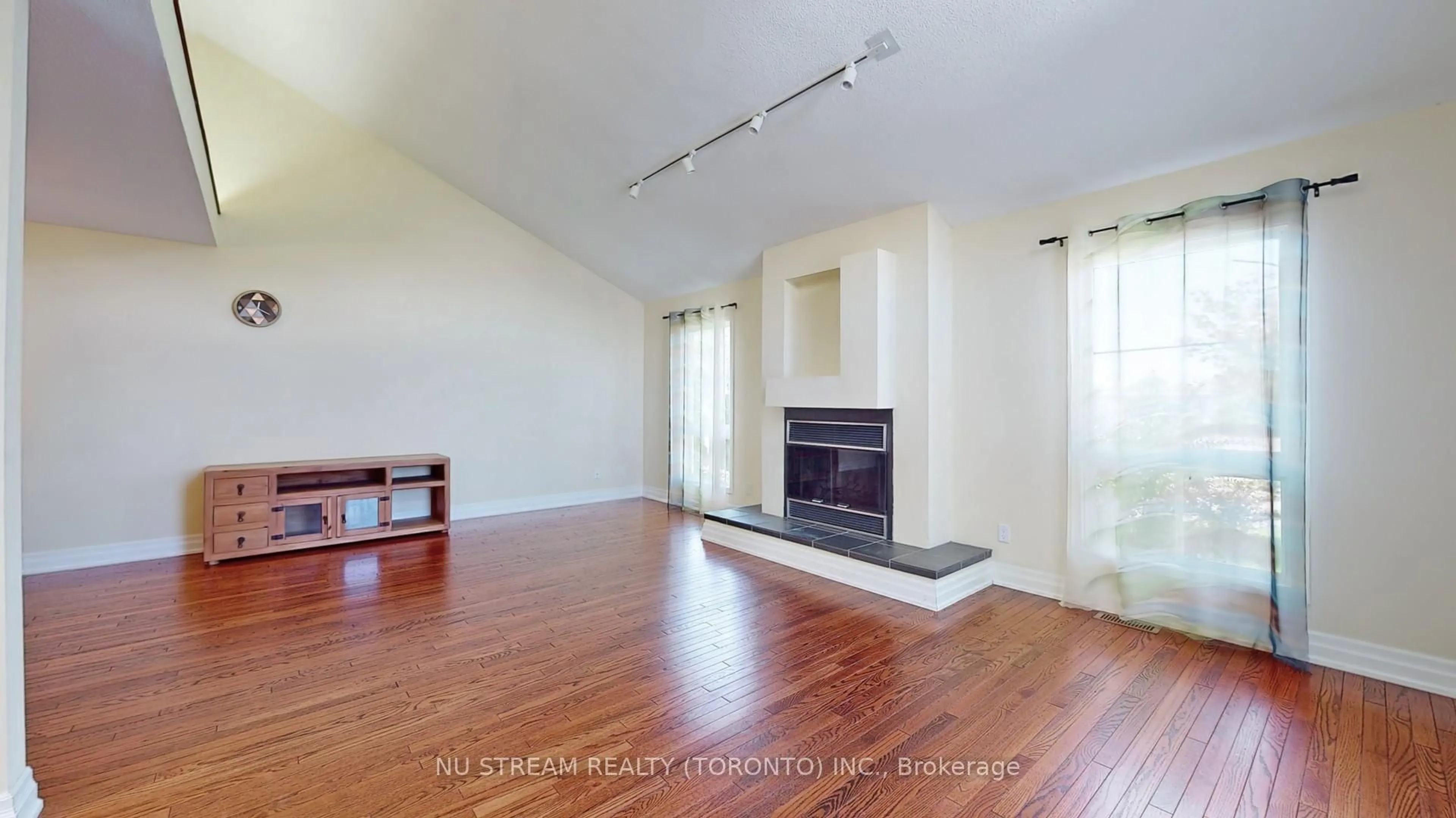 A pic of a room for 15 Bond Cres, Richmond Hill Ontario L4E 3K2