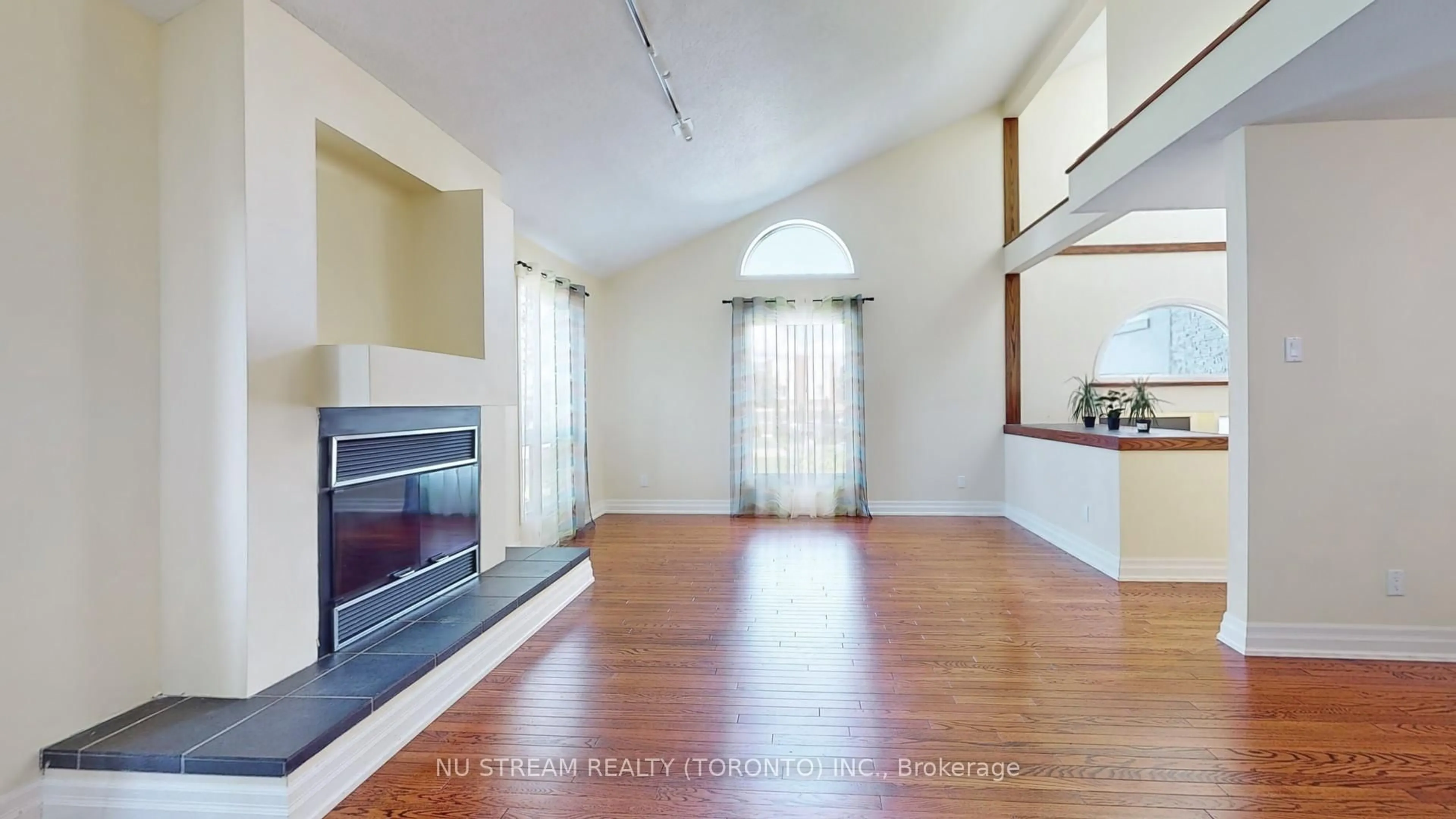 Unknown for 15 Bond Cres, Richmond Hill Ontario L4E 3K2