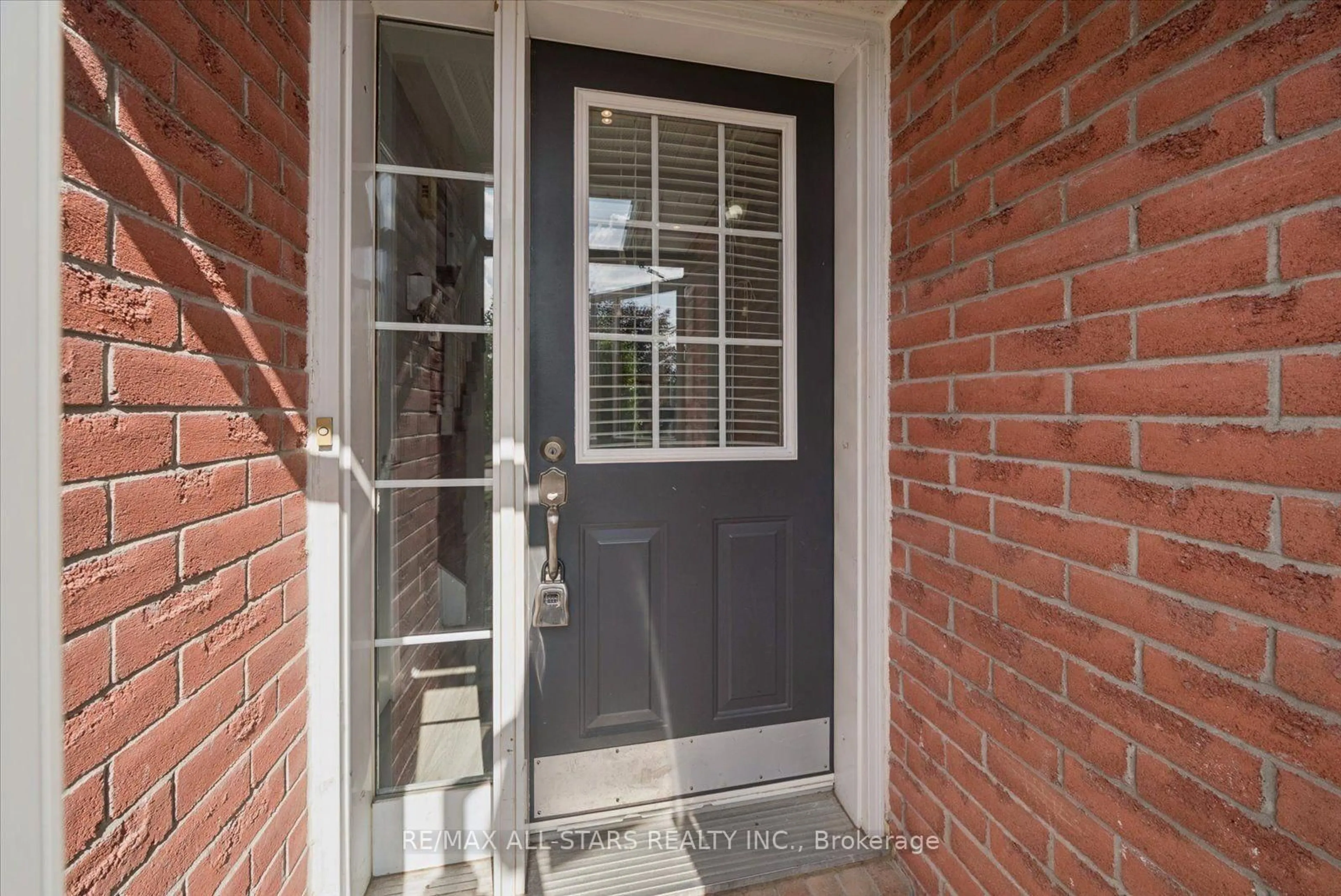Indoor entryway for 229 Fairwood Dr, Georgina Ontario L4P 3Y5