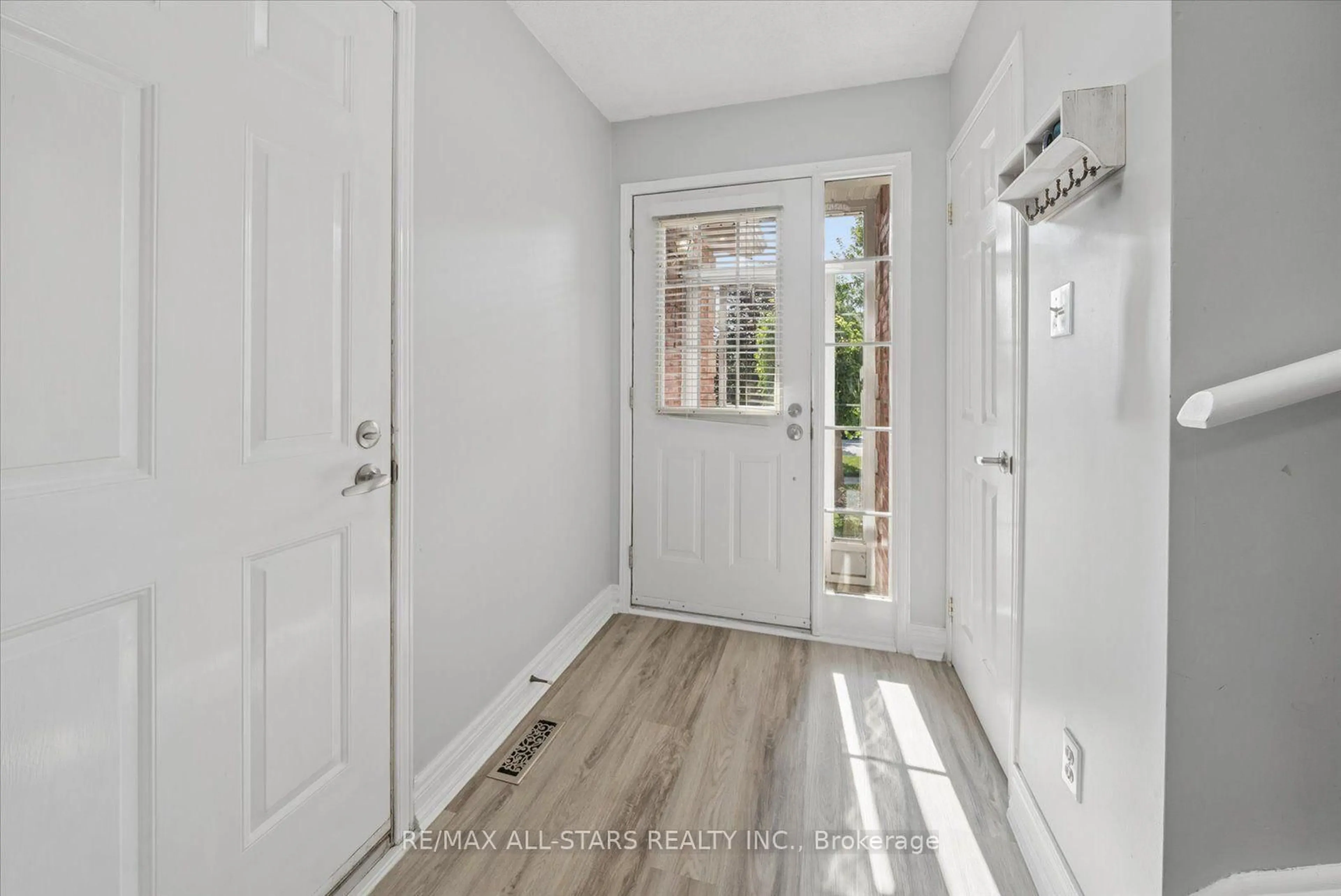 Indoor entryway for 229 Fairwood Dr, Georgina Ontario L4P 3Y5