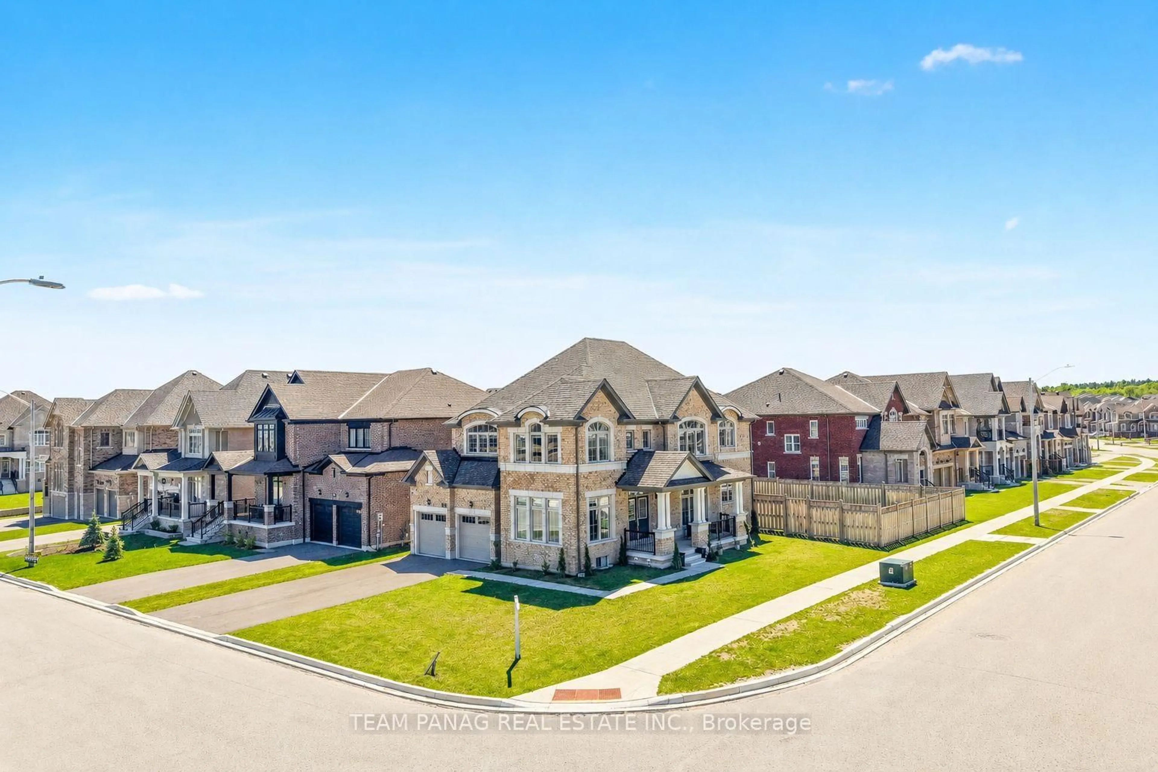 A pic from outside/outdoor area/front of a property/back of a property/a pic from drone, street for 1614 Sharpe St, Innisfil Ontario L9S 0R1