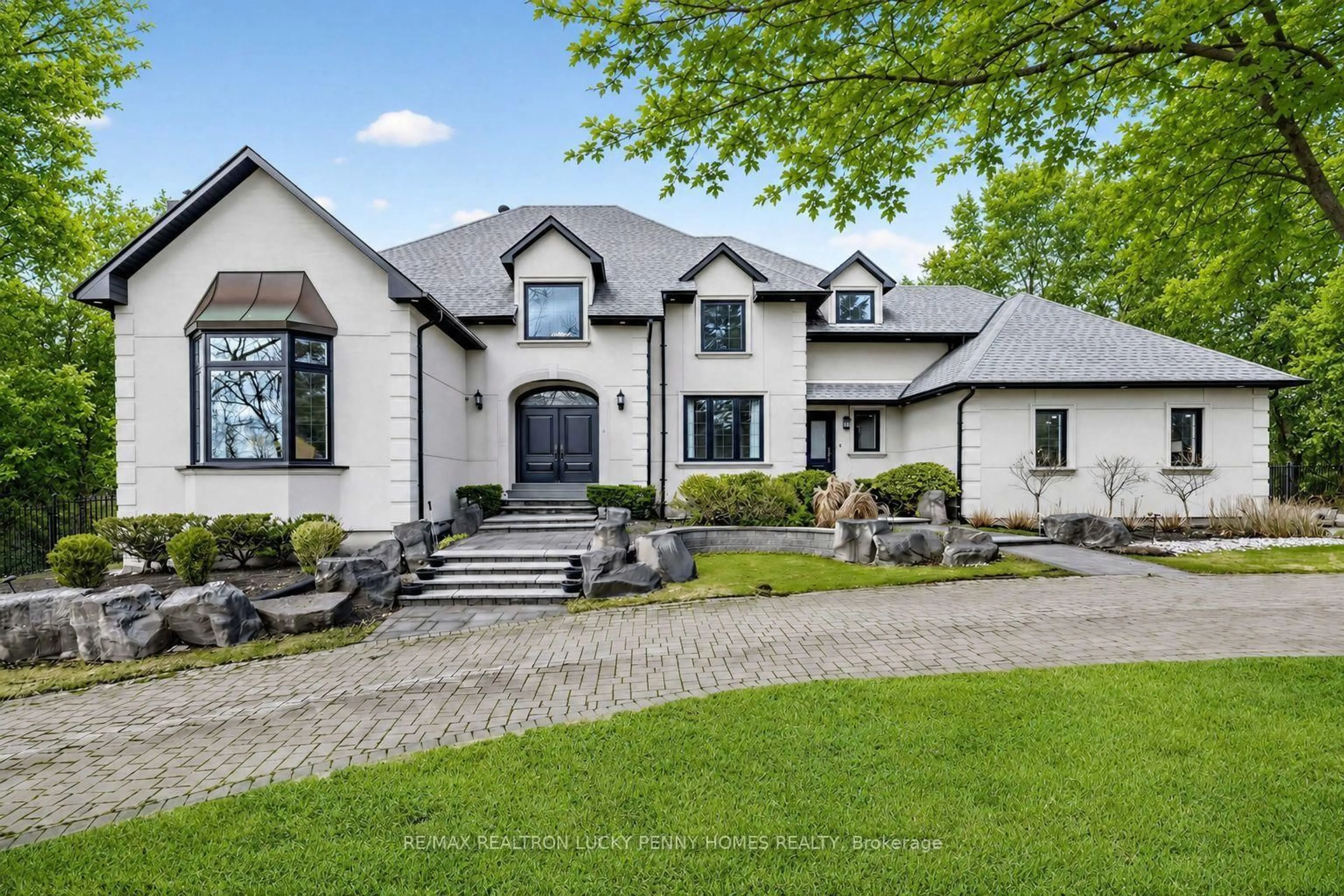 Home with brick exterior material, street for 18 Walnut Glen Pl, Markham Ontario L6C 1A3