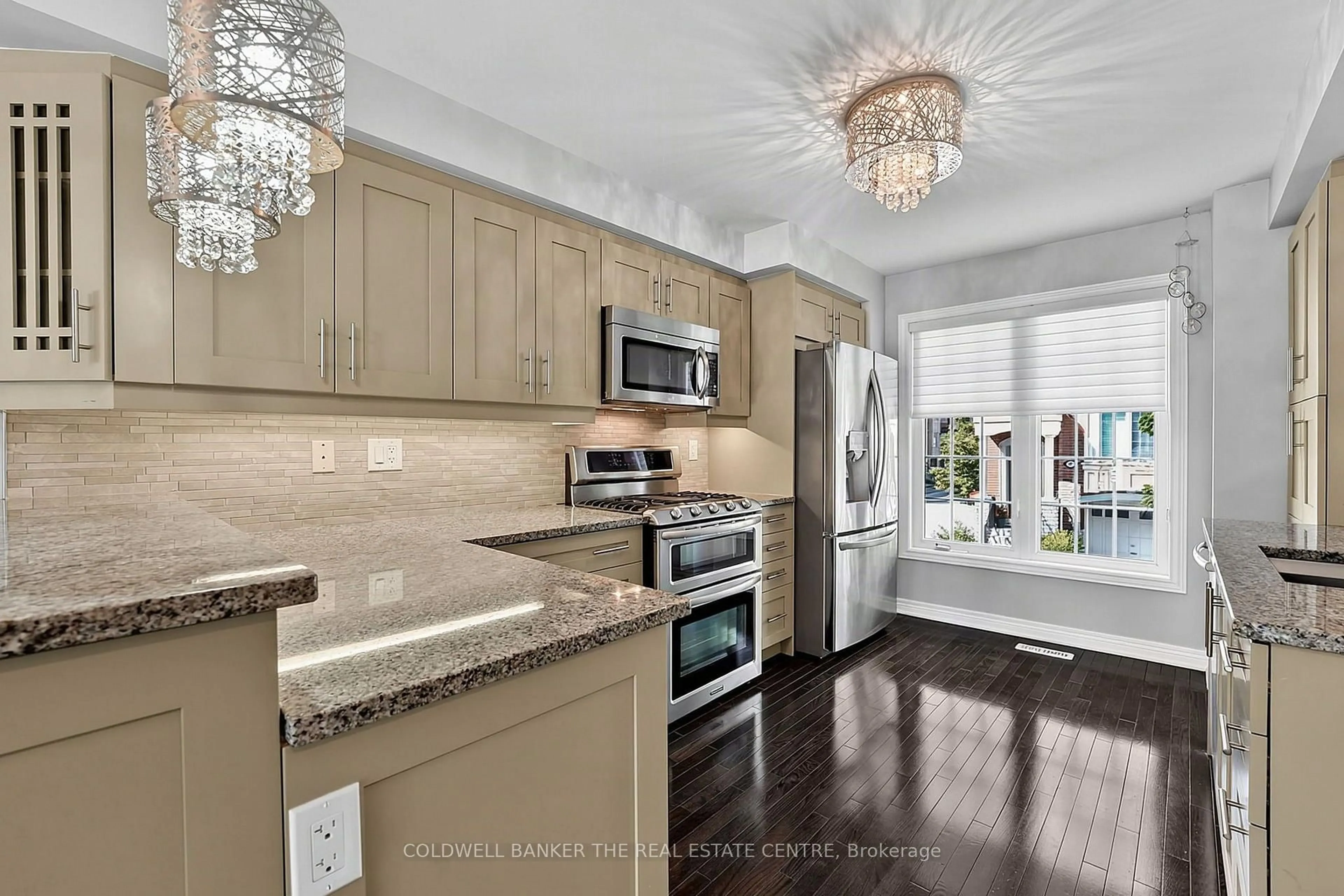 Open concept kitchen, ceramic/tile floor for 370 Doak Lane, Newmarket Ontario L3Y 0A8