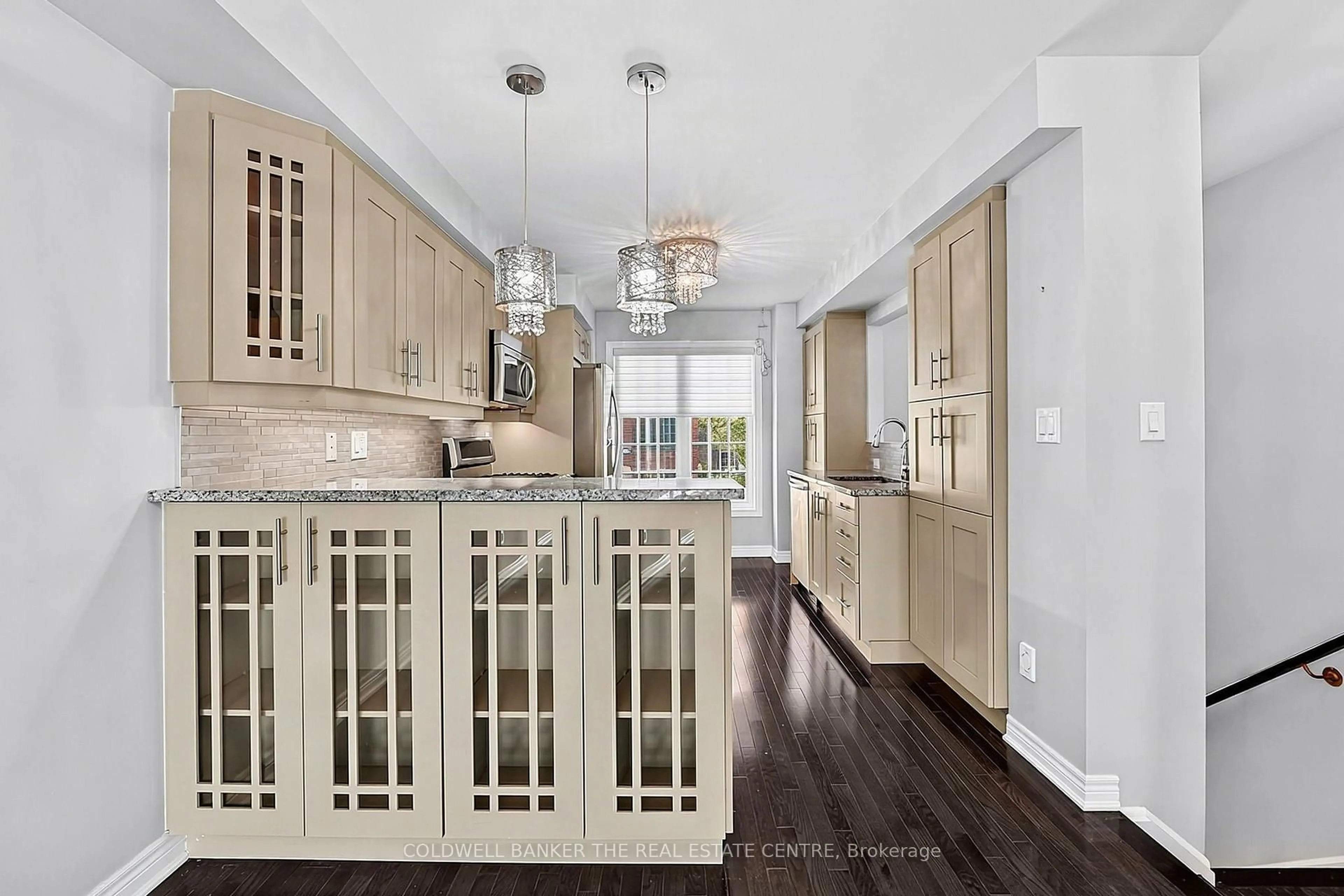 Open concept kitchen, ceramic/tile floor for 370 Doak Lane, Newmarket Ontario L3Y 0A8
