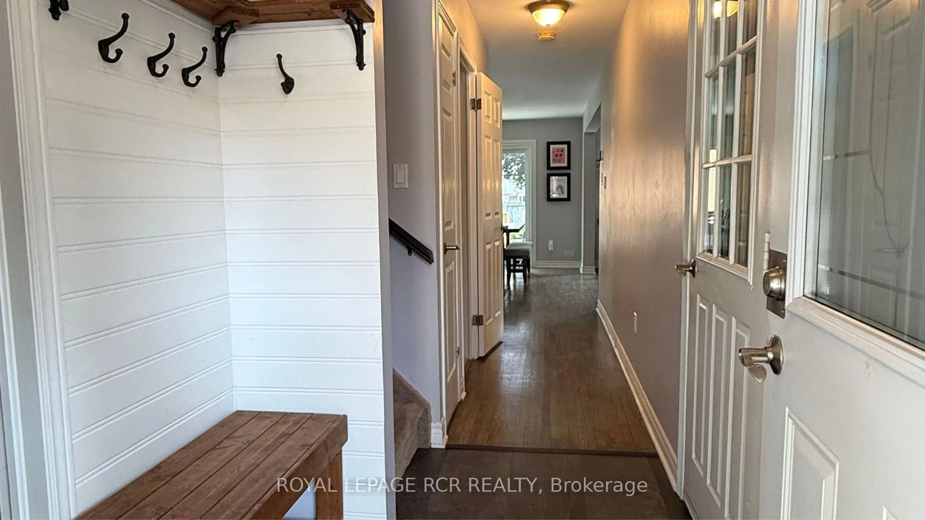 Indoor entryway for 19 Riverley Lane, New Tecumseth Ontario L9R 1X8