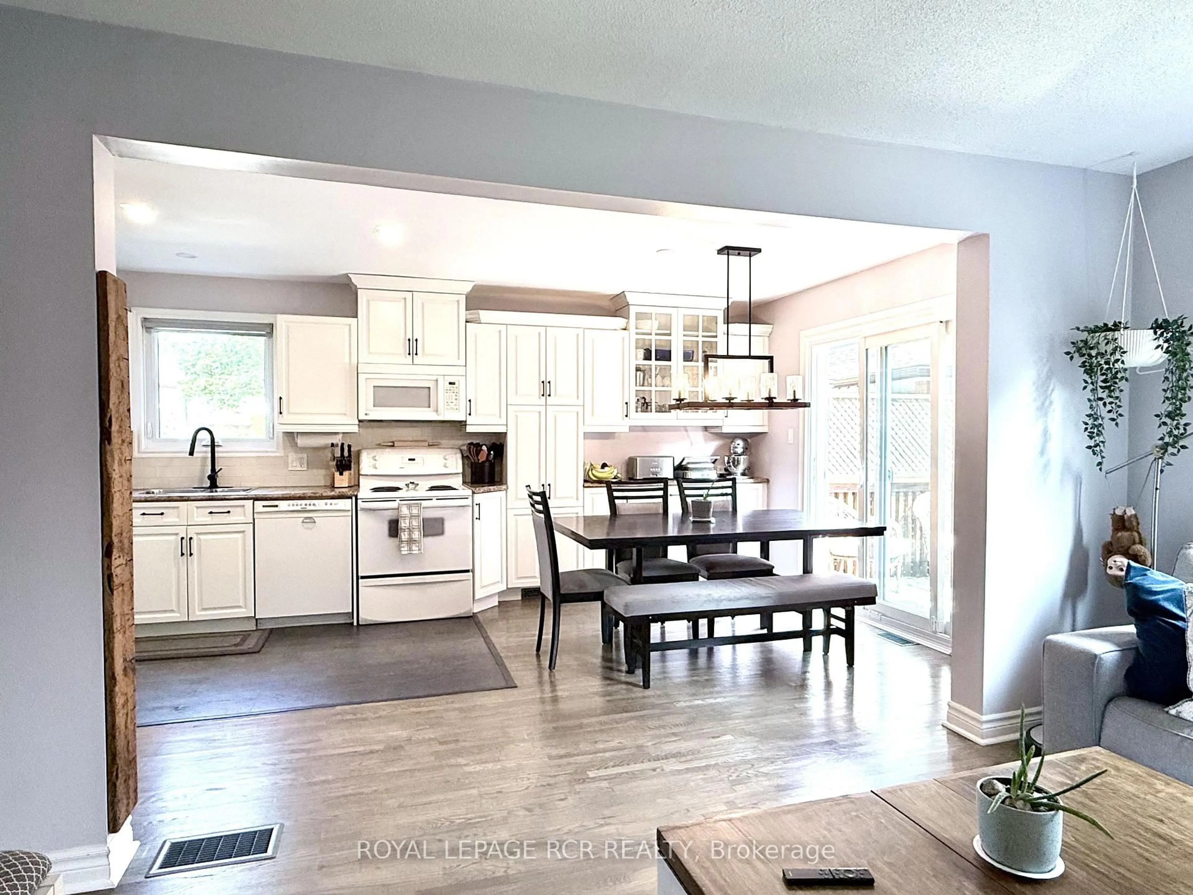 Open concept kitchen, unknown for 19 Riverley Lane, New Tecumseth Ontario L9R 1X8
