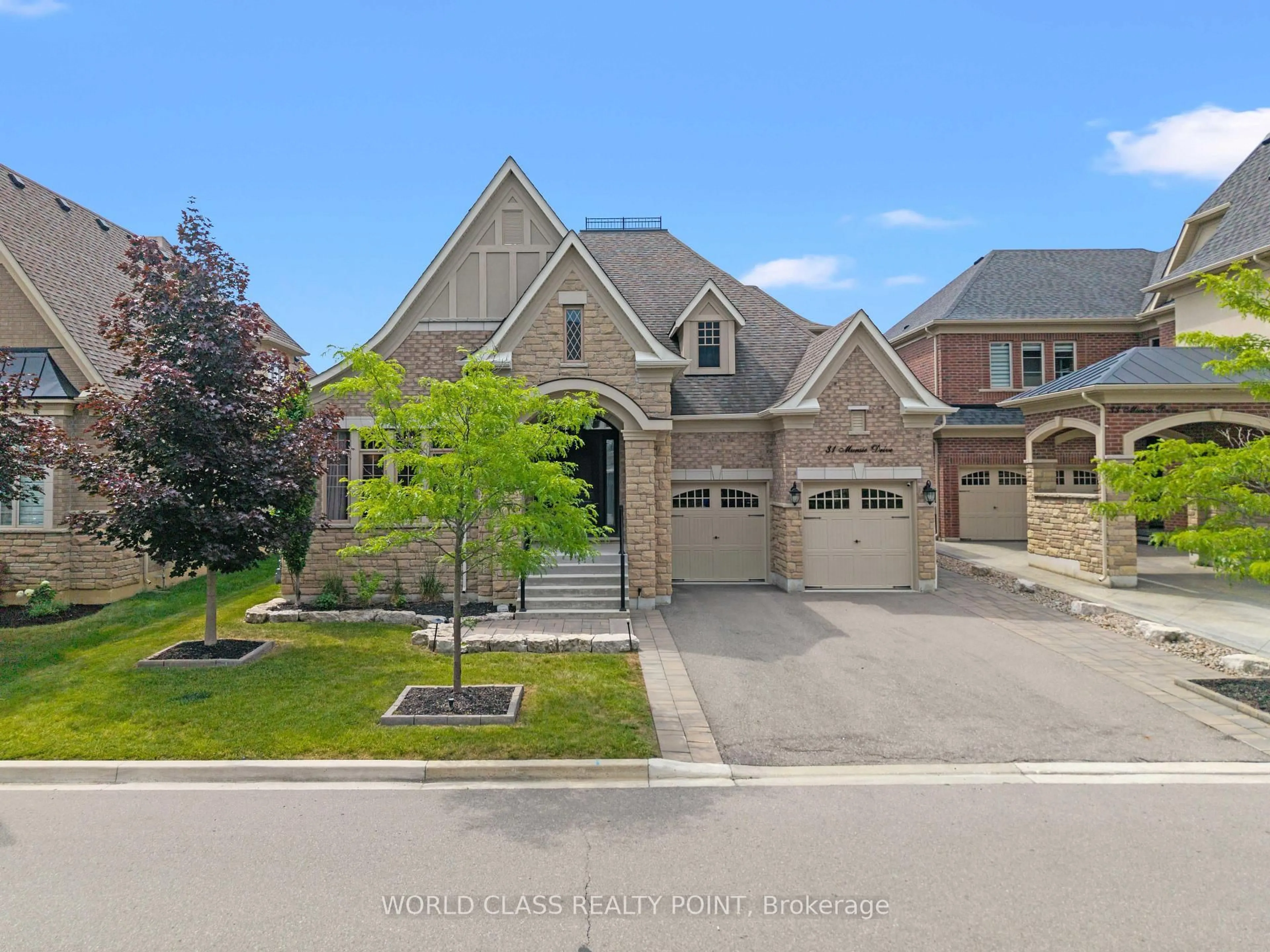 A pic from outside/outdoor area/front of a property/back of a property/a pic from drone, street for 31 Munsie Dr, King Ontario L7B 0N8