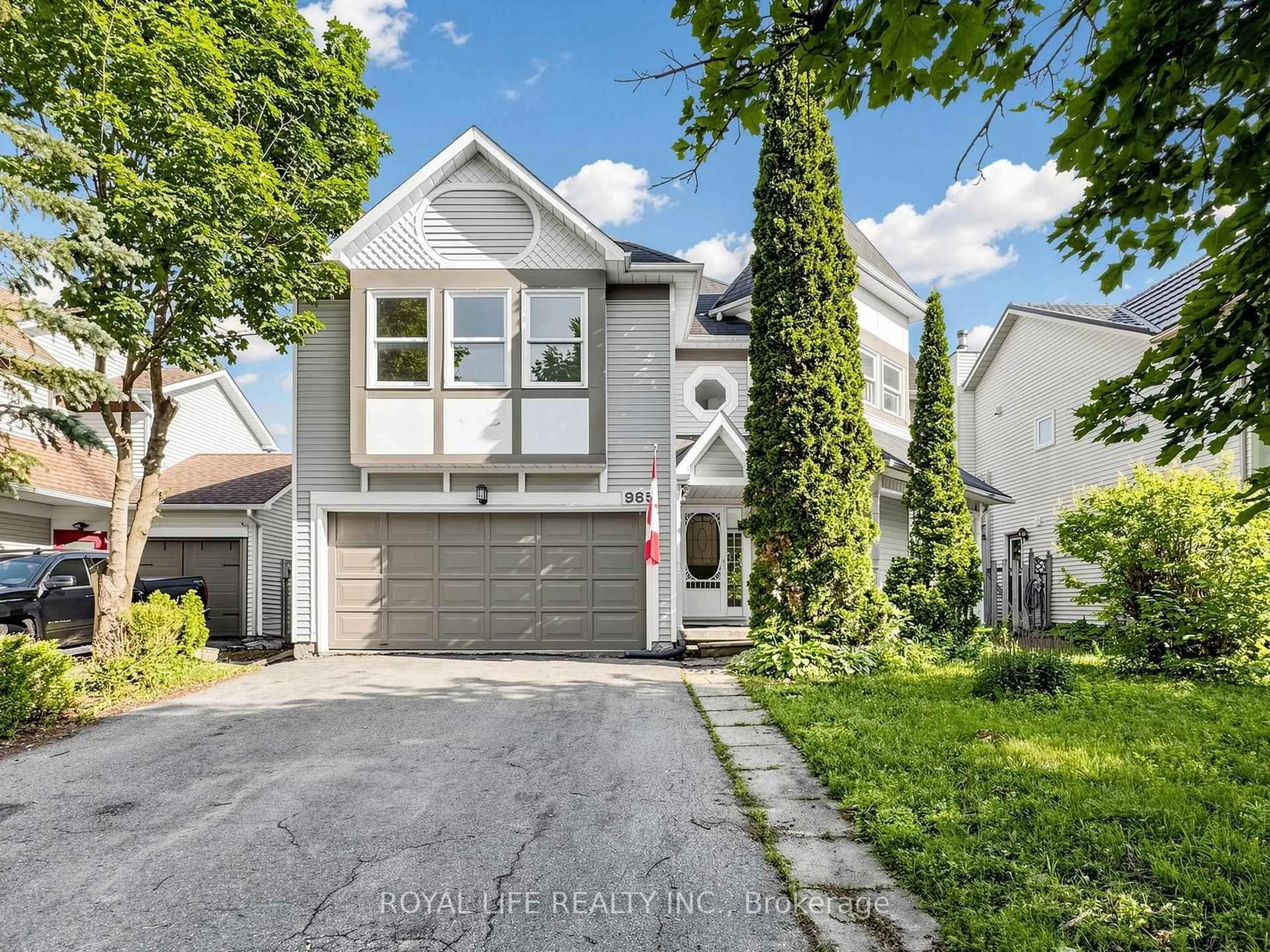 Home with vinyl exterior material, street for 985 Linden St, Innisfil Ontario L9S 1W4