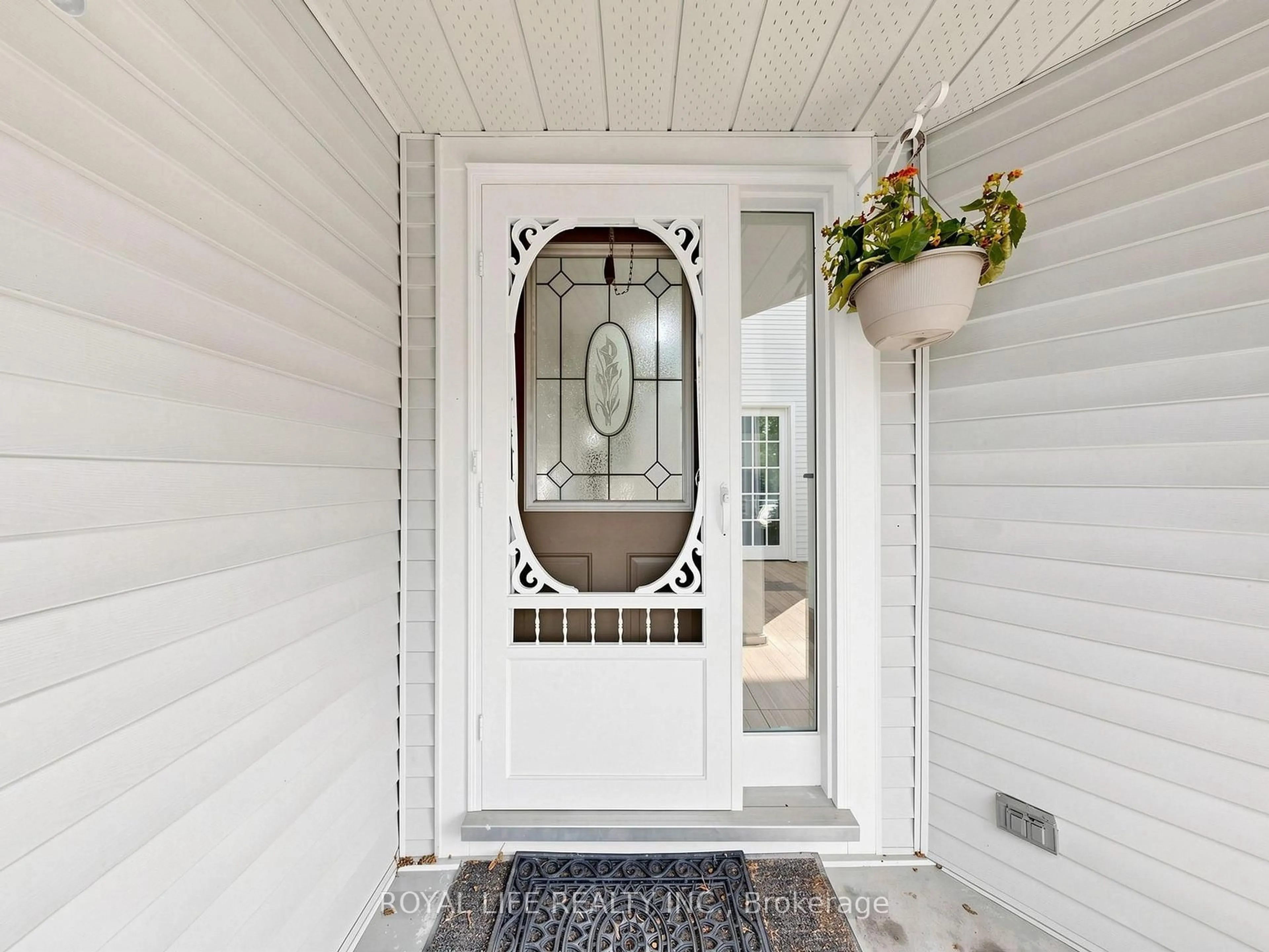 Indoor entryway for 985 Linden St, Innisfil Ontario L9S 1W4