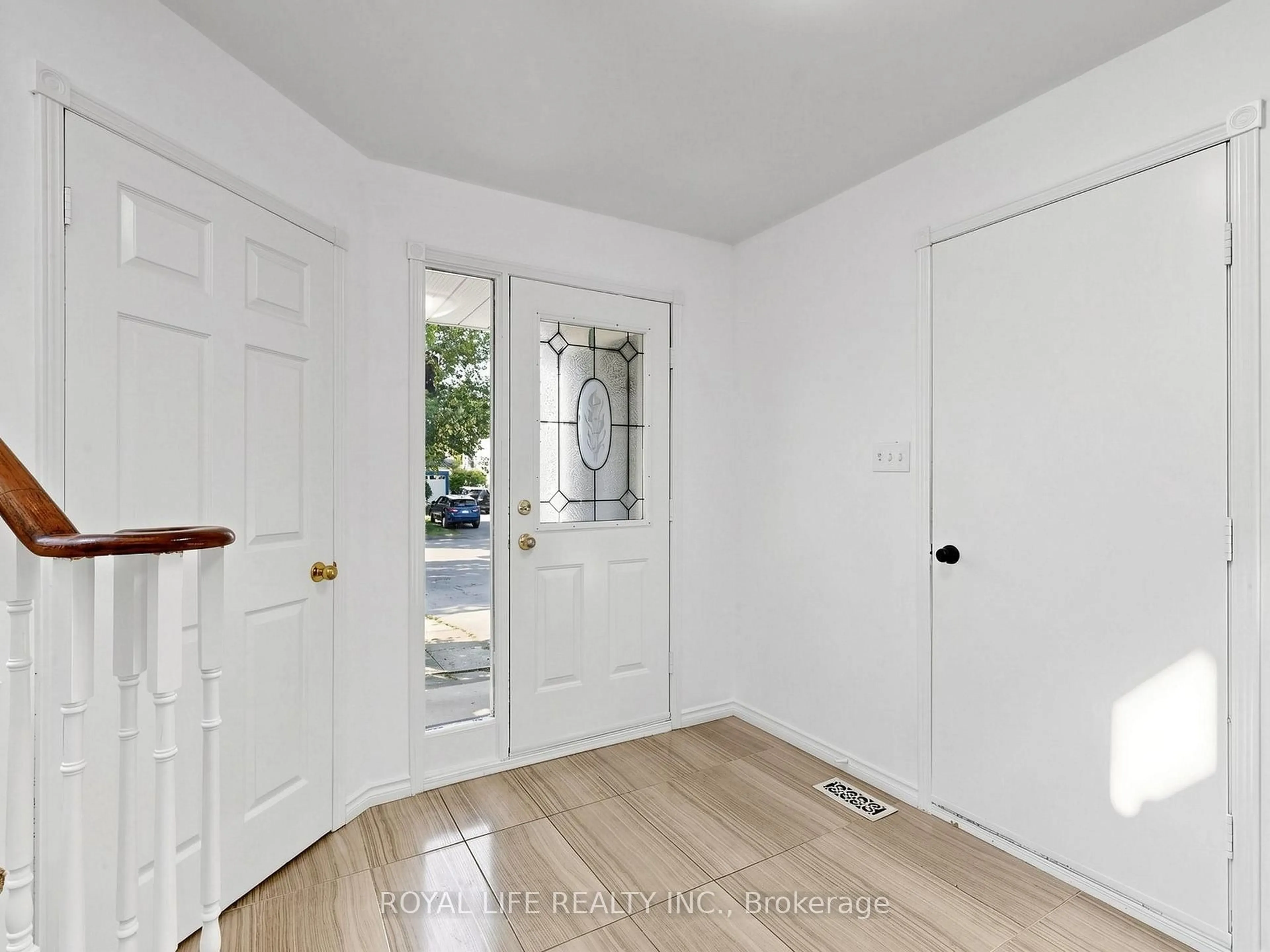 Indoor entryway for 985 Linden St, Innisfil Ontario L9S 1W4
