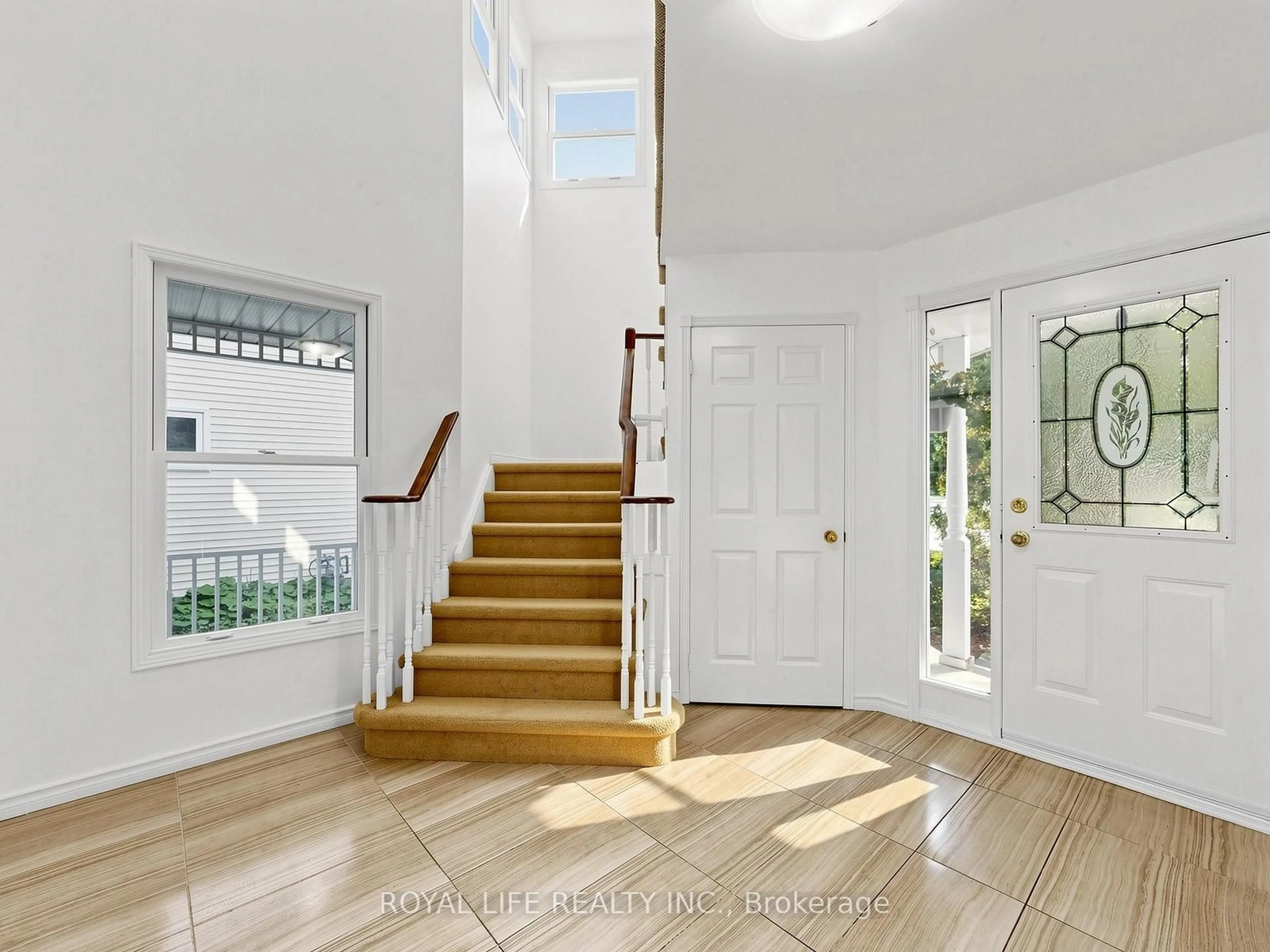 Indoor entryway for 985 Linden St, Innisfil Ontario L9S 1W4