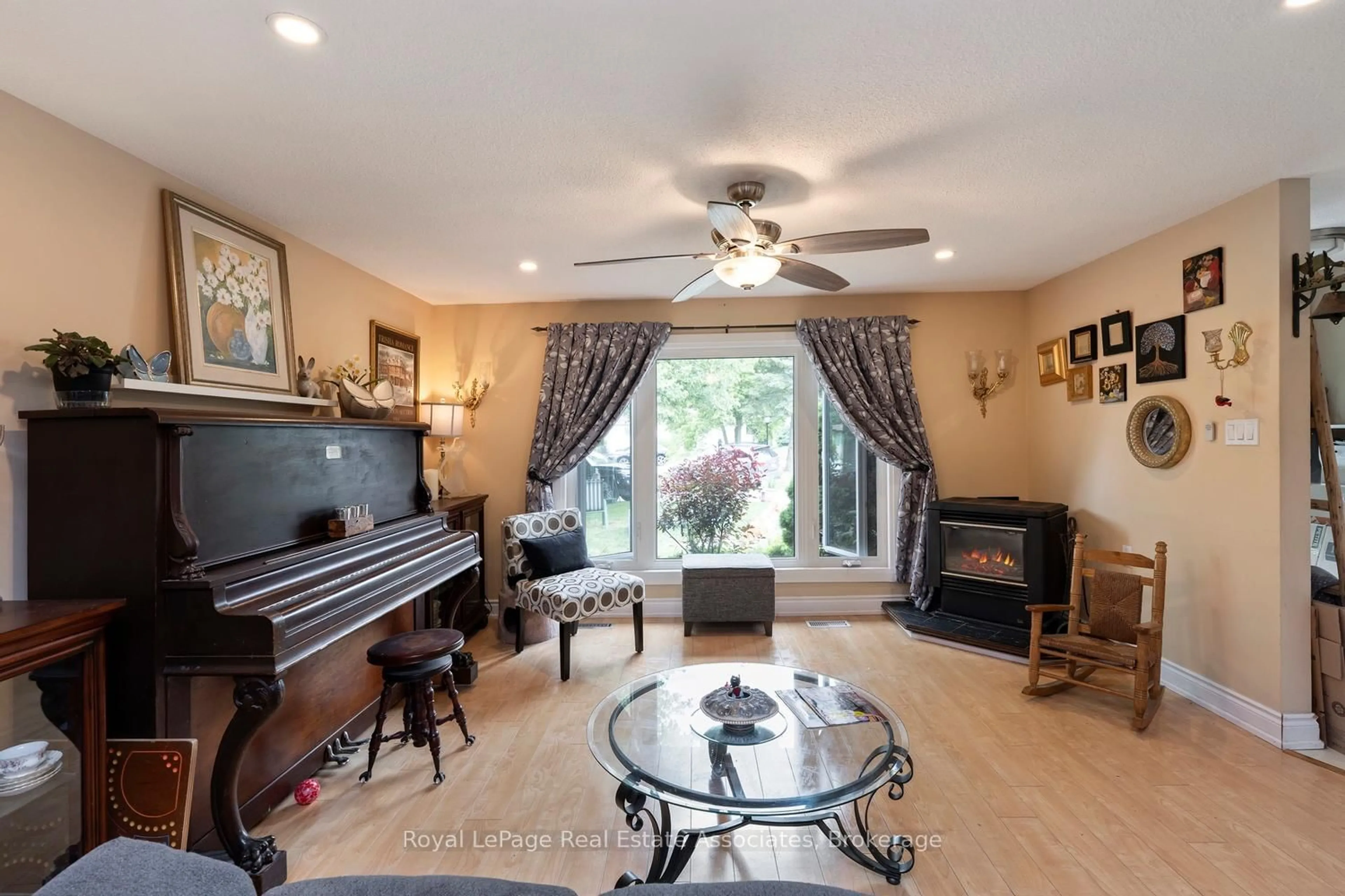 Living room with furniture, unknown for 11 Tamarack Crt, New Tecumseth Ontario L0G 1W0