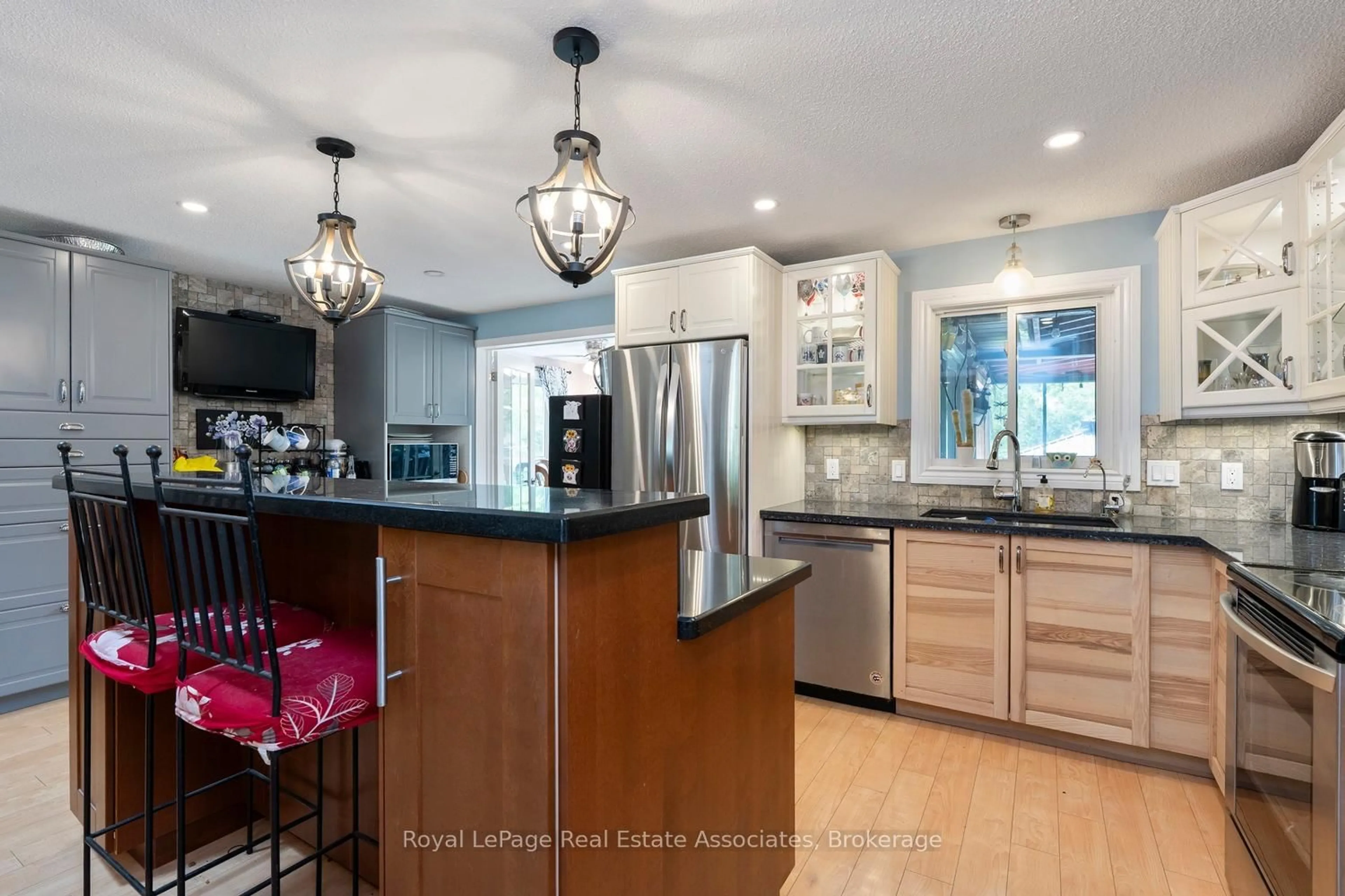Open concept kitchen, ceramic/tile floor for 11 Tamarack Crt, New Tecumseth Ontario L0G 1W0