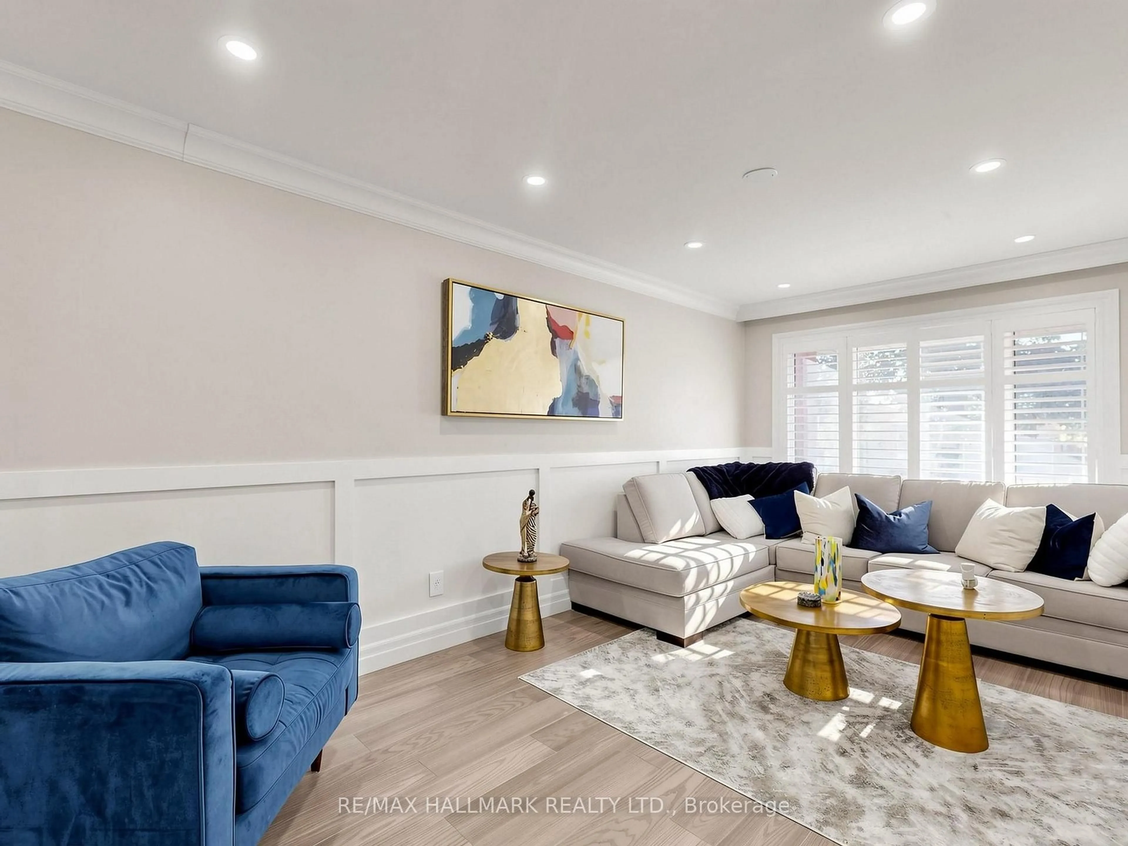 Living room with furniture, unknown for 58 Marchwood Cres, Richmond Hill Ontario L4C 8M4
