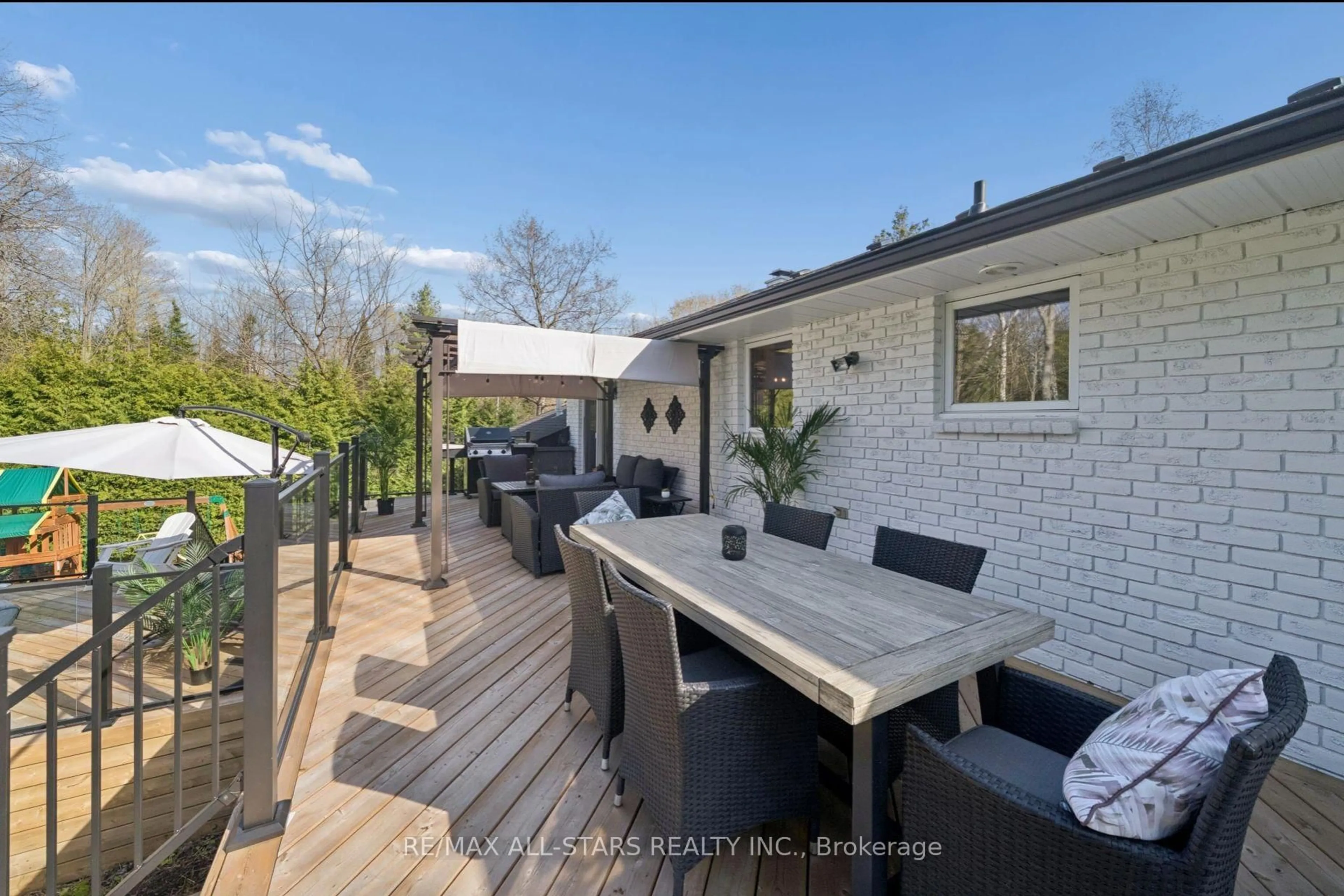 Patio, street for 127 Pinecrest Rd, Georgina Ontario L0E 1N0