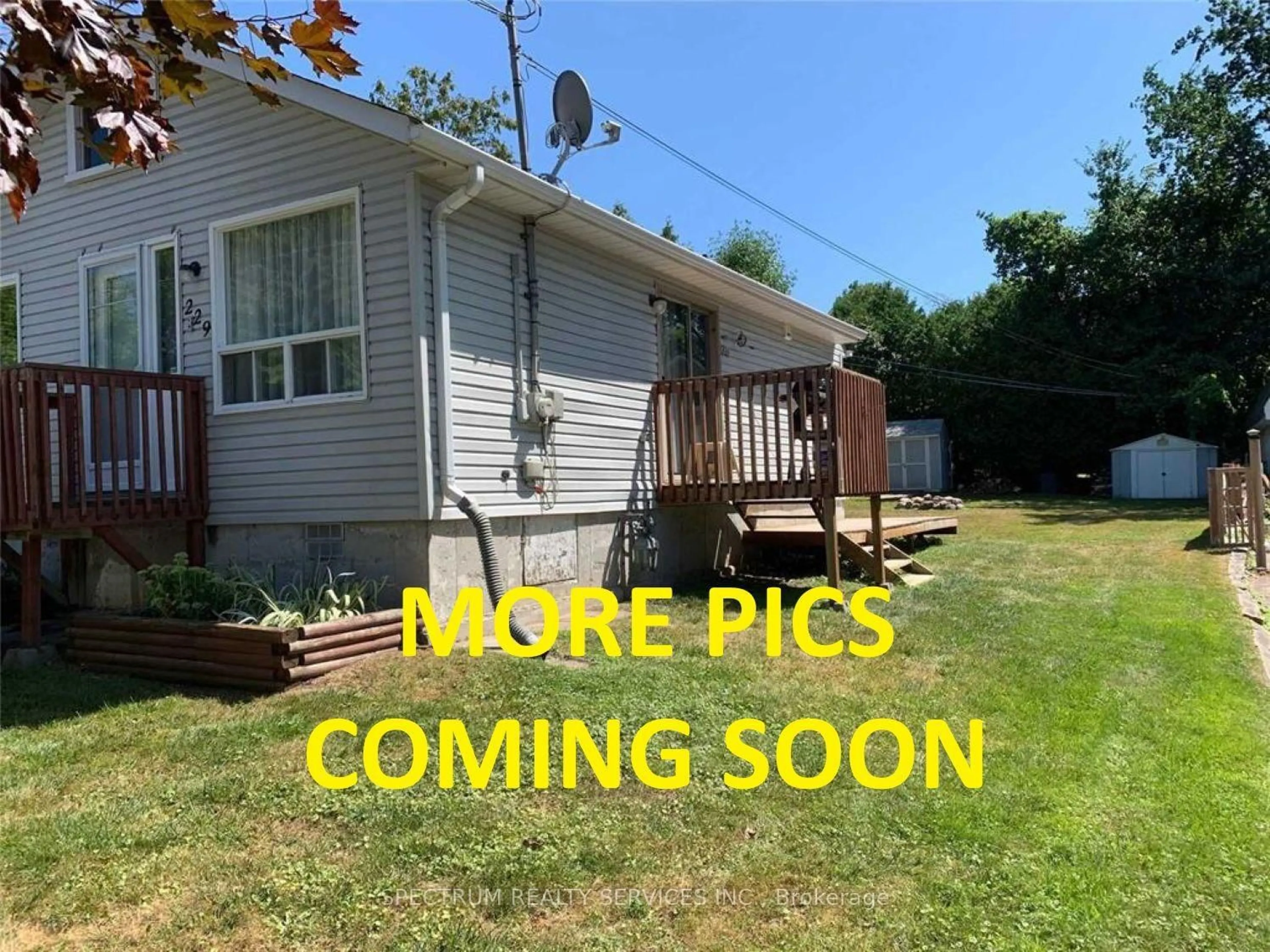 A pic from outside/outdoor area/front of a property/back of a property/a pic from drone, street for 229 Pine Beach Dr, Georgina Ontario L4P 2V7