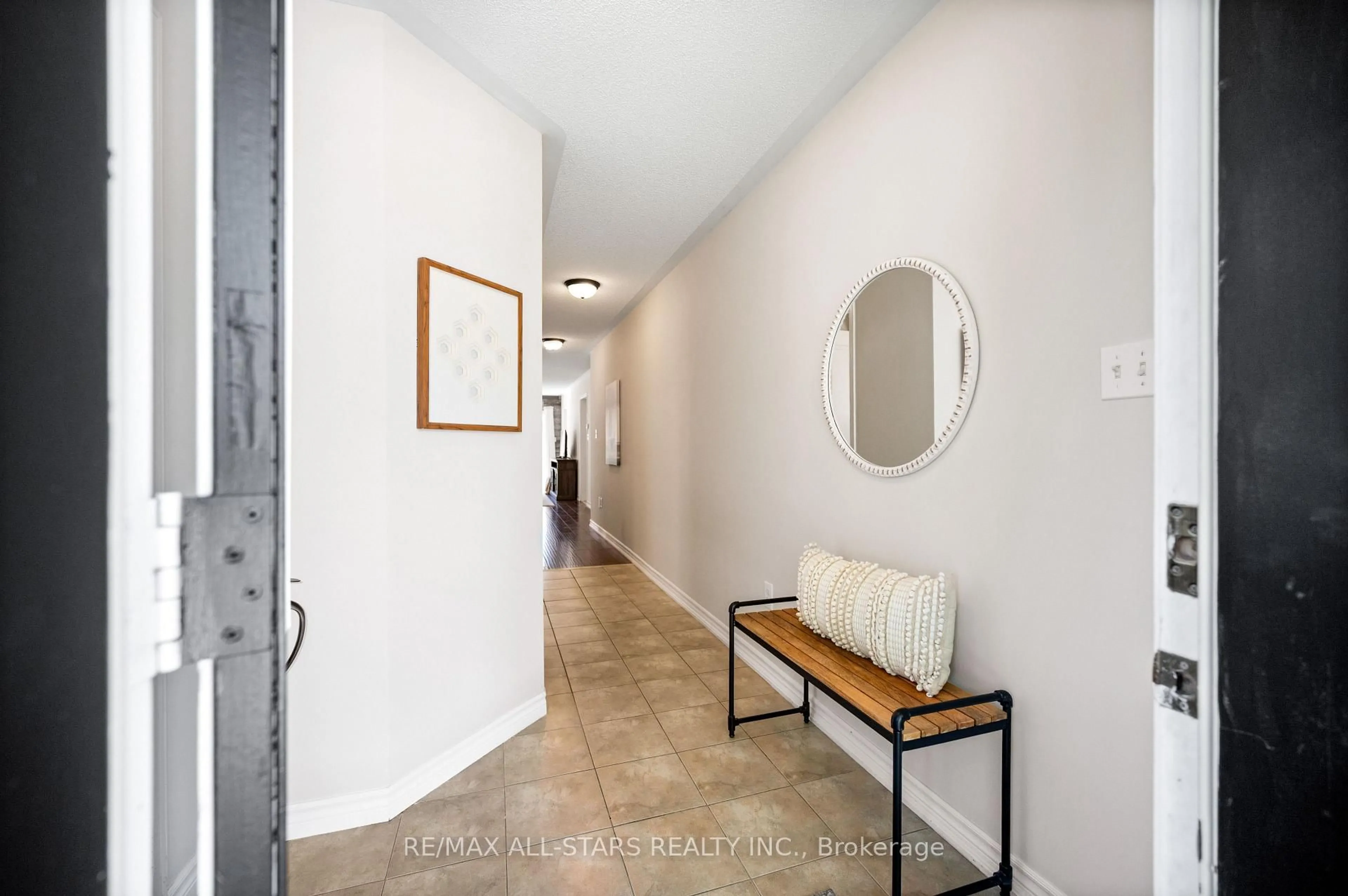 Indoor entryway for 195 Richard Underhill Ave, Whitchurch-Stouffville Ontario L4A 0Z4