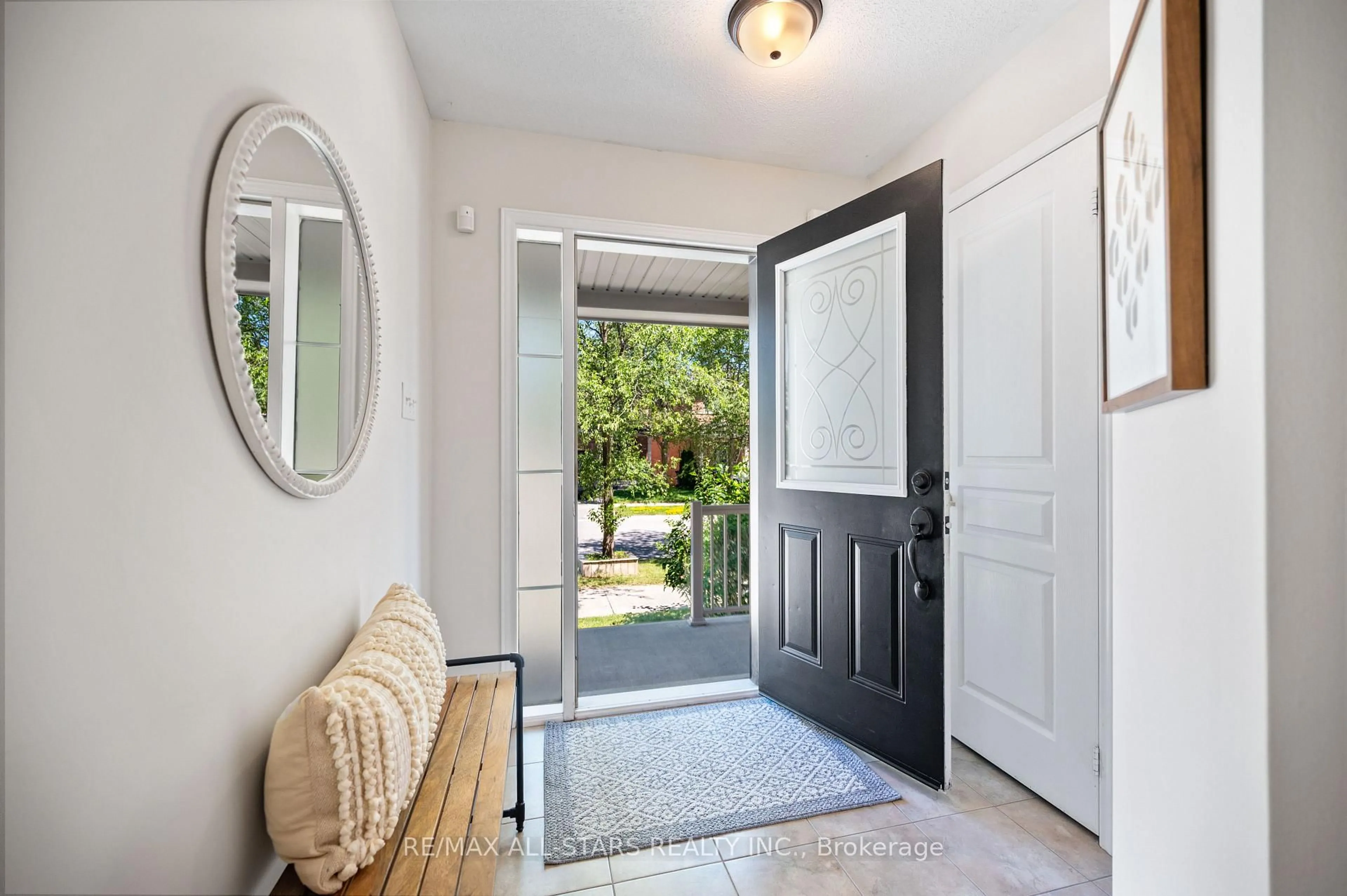 Indoor entryway for 195 Richard Underhill Ave, Whitchurch-Stouffville Ontario L4A 0Z4