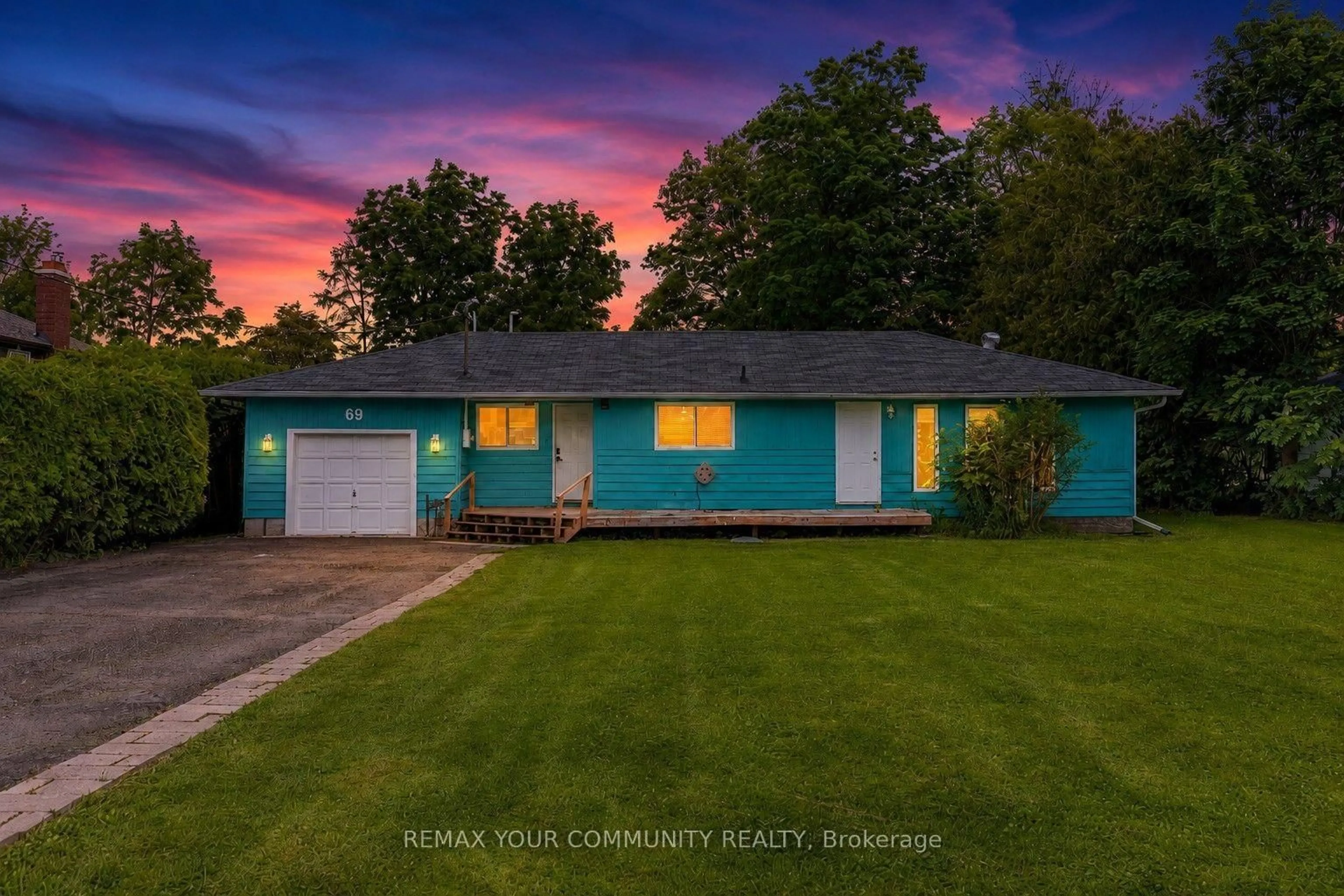 A pic from outside/outdoor area/front of a property/back of a property/a pic from drone, street for 69 Virginia Blvd, Georgina Ontario L0E 1R0