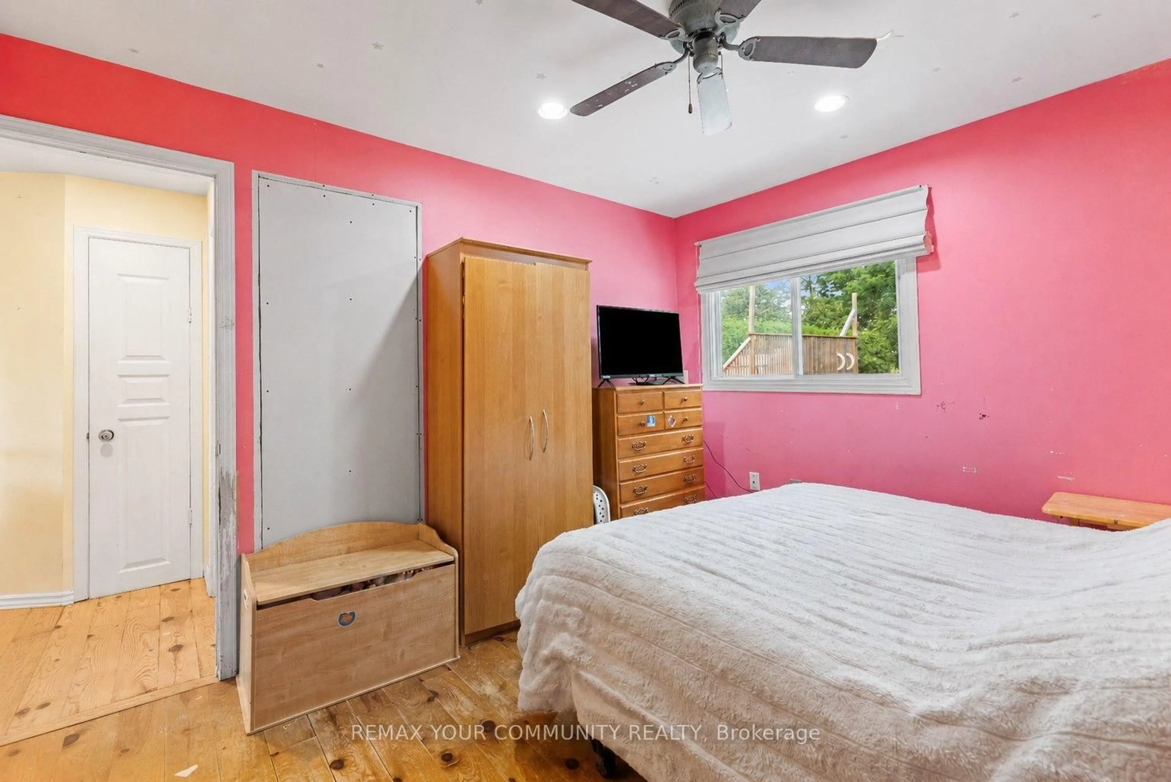 A pic of a room for 69 Virginia Blvd, Georgina Ontario L0E 1R0