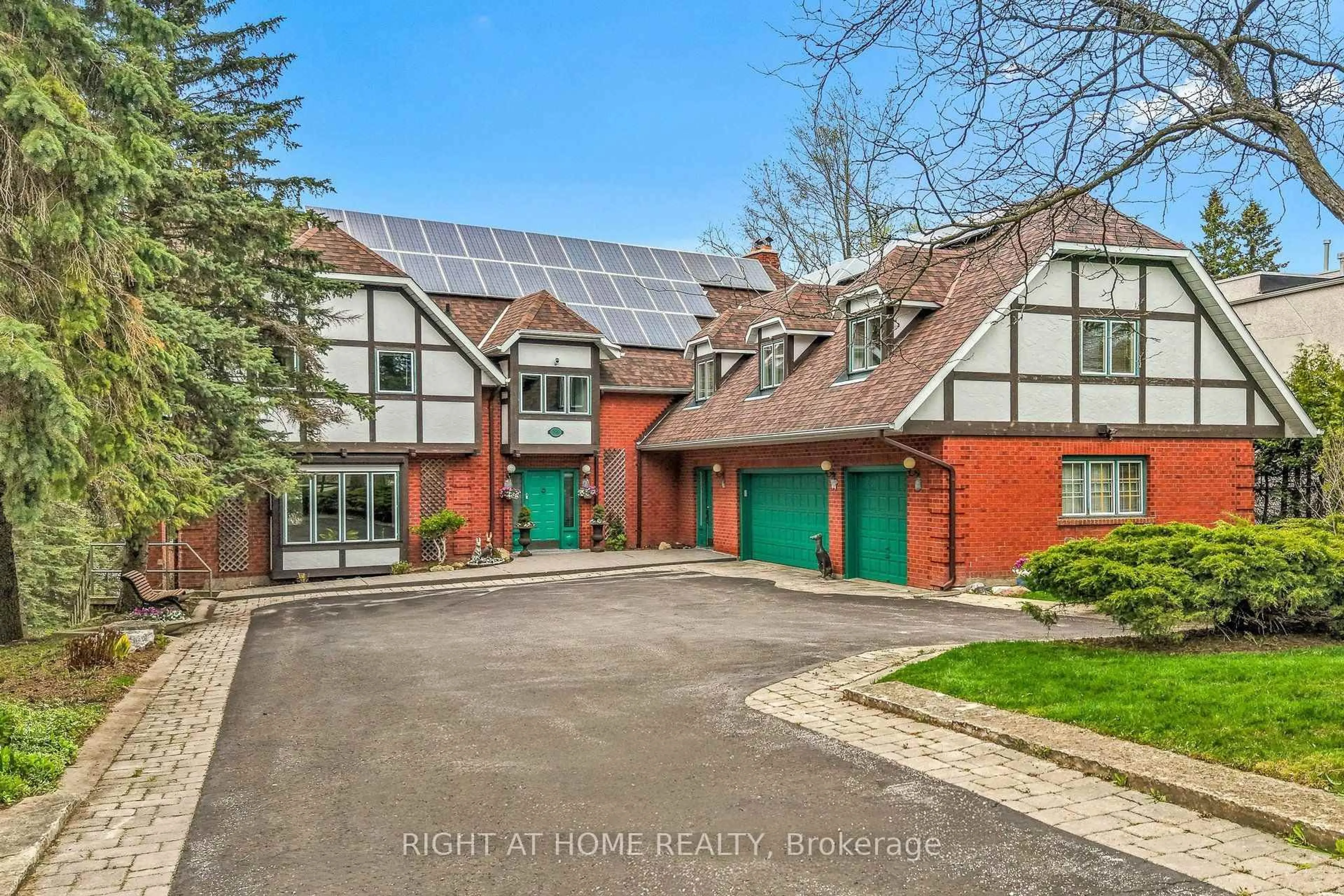 A pic from outside/outdoor area/front of a property/back of a property/a pic from drone, street for 566 Sunset Beach Rd, Richmond Hill Ontario L4E 3J8