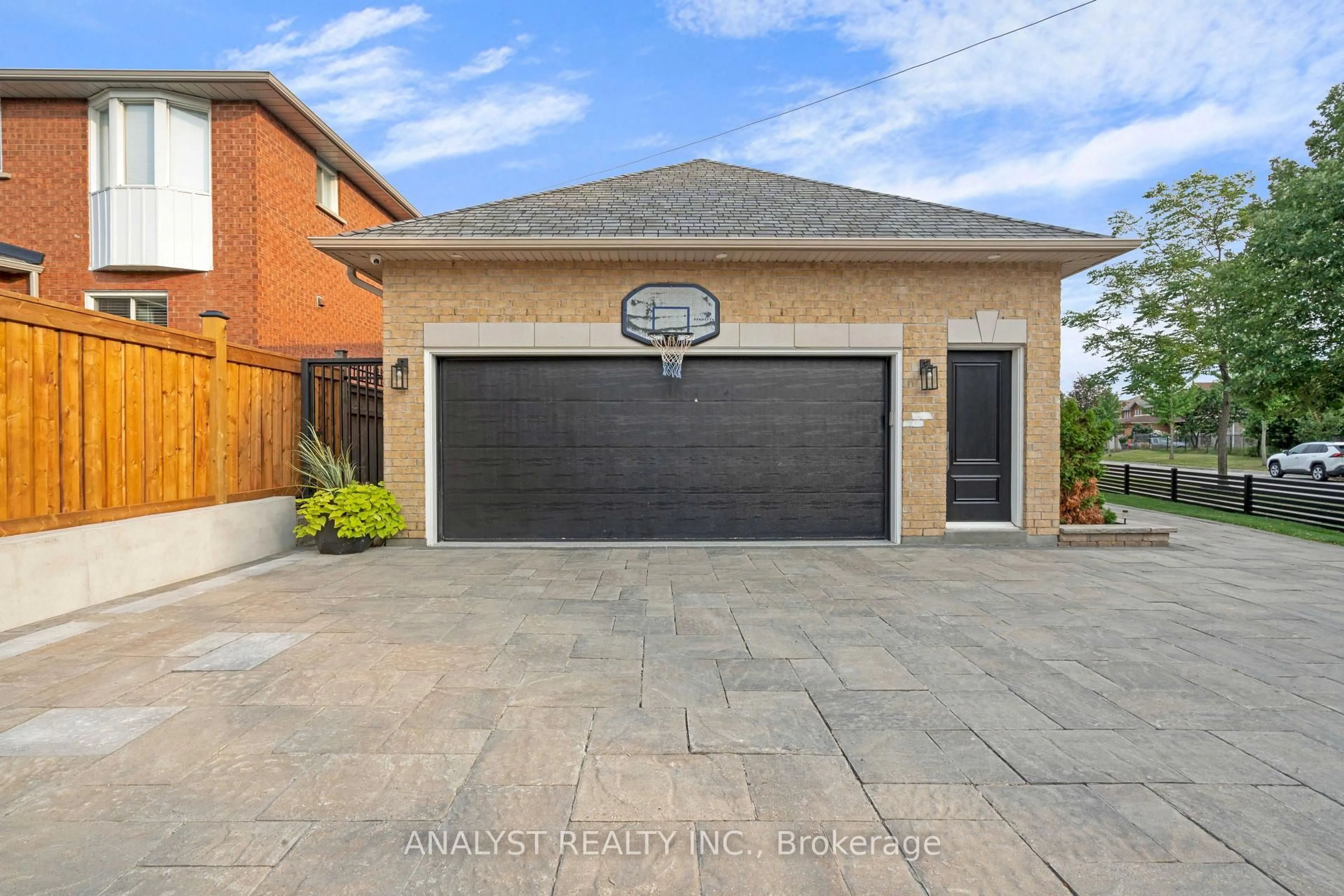 Indoor garage for 88 Brougham Dr, Vaughan Ontario L4L 3C4