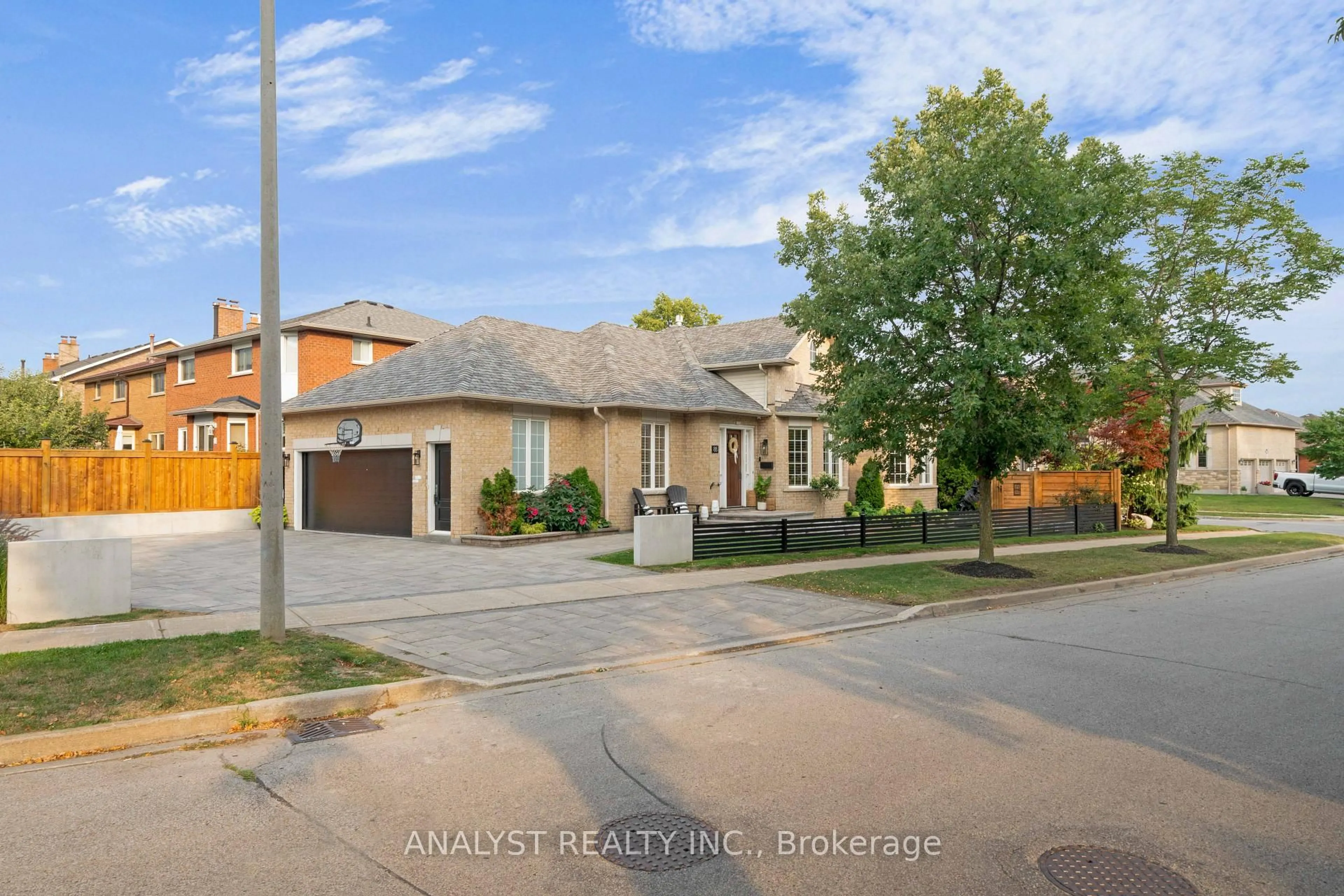 A pic from outside/outdoor area/front of a property/back of a property/a pic from drone, street for 88 Brougham Dr, Vaughan Ontario L4L 3C4