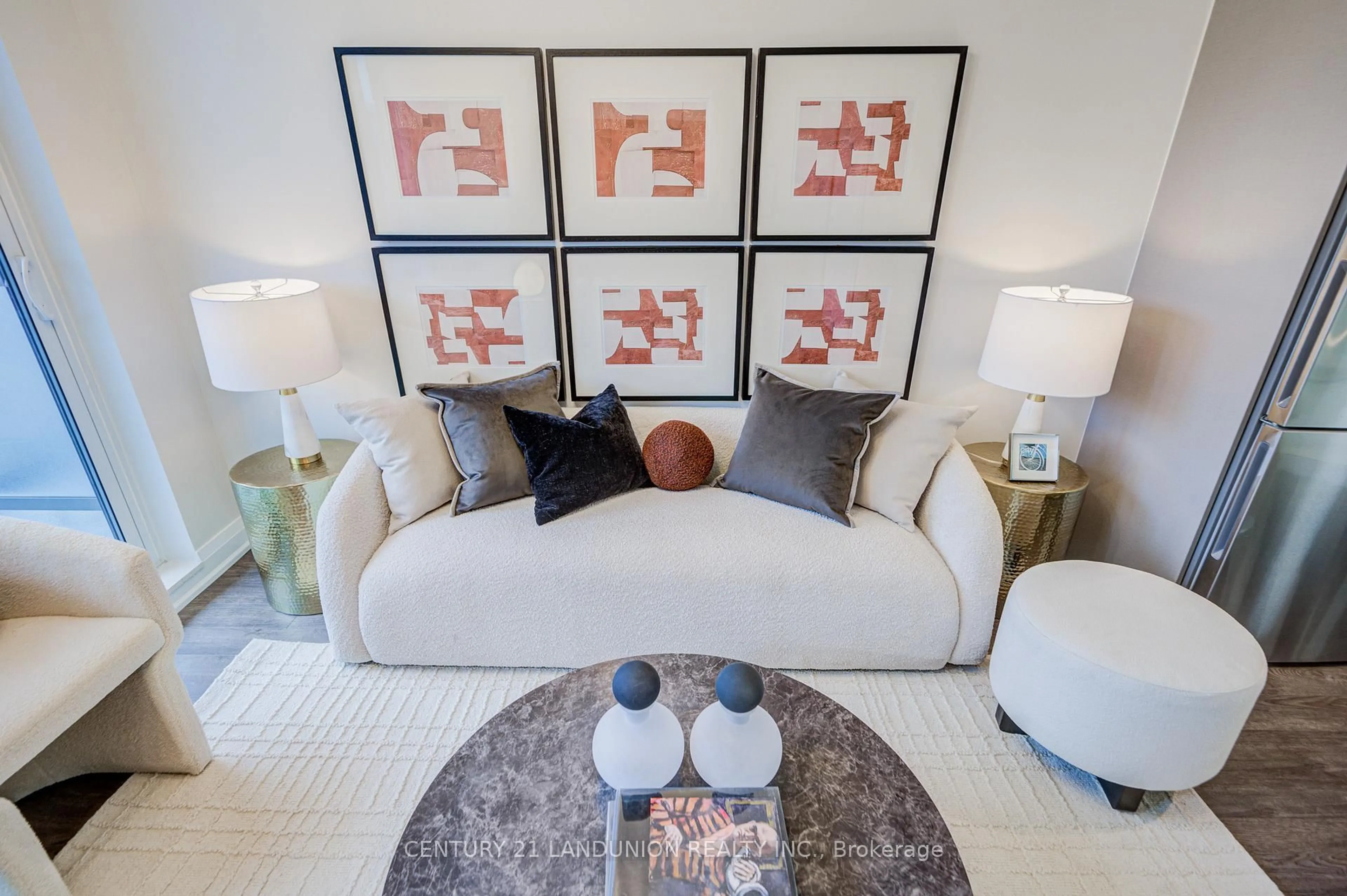 Living room with furniture, carpet floor for 18 Uptown Dr #808, Markham Ontario L3R 5M5