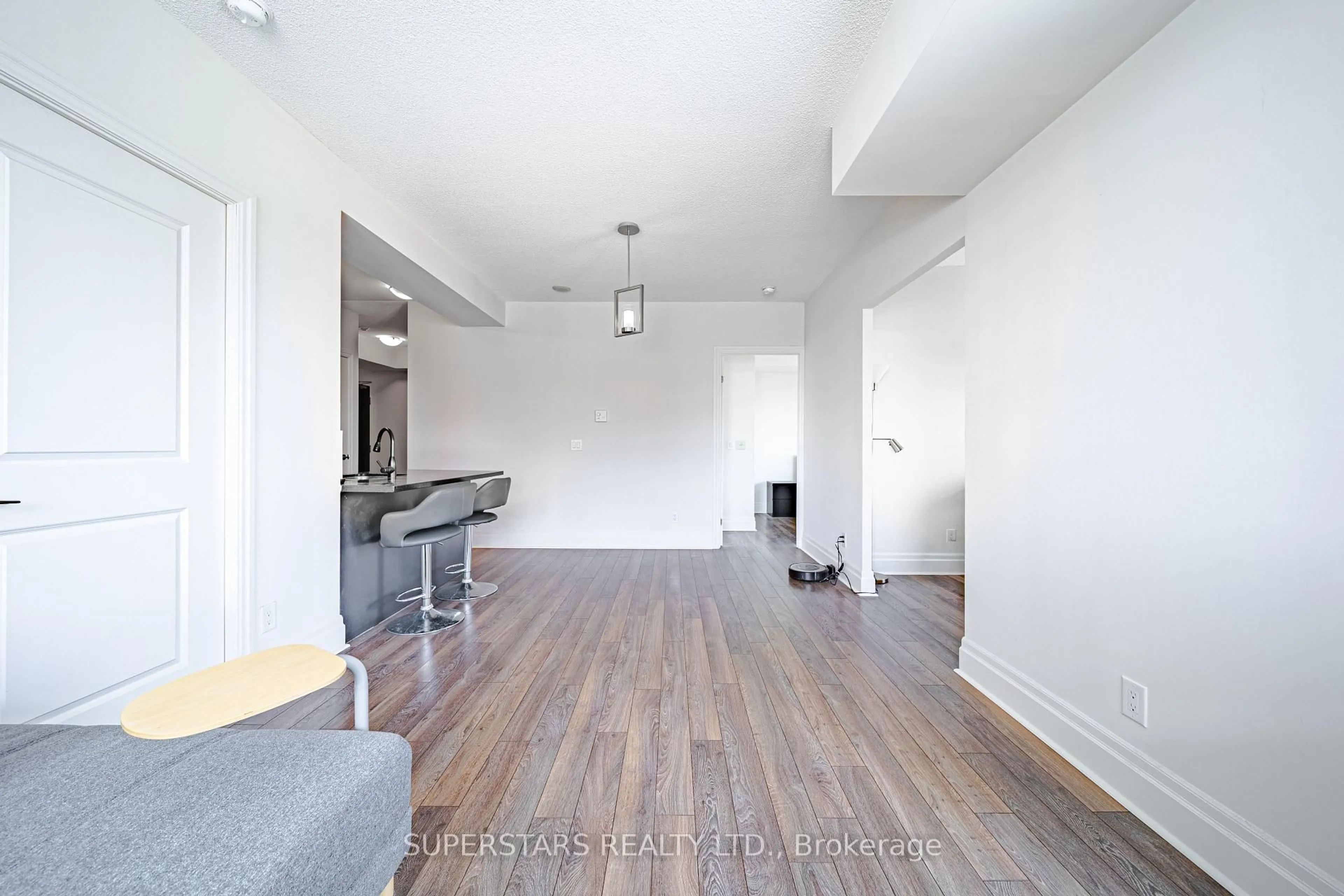 Indoor entryway for 151 Upper Duke Cres #809, Markham Ontario L6G 0E1