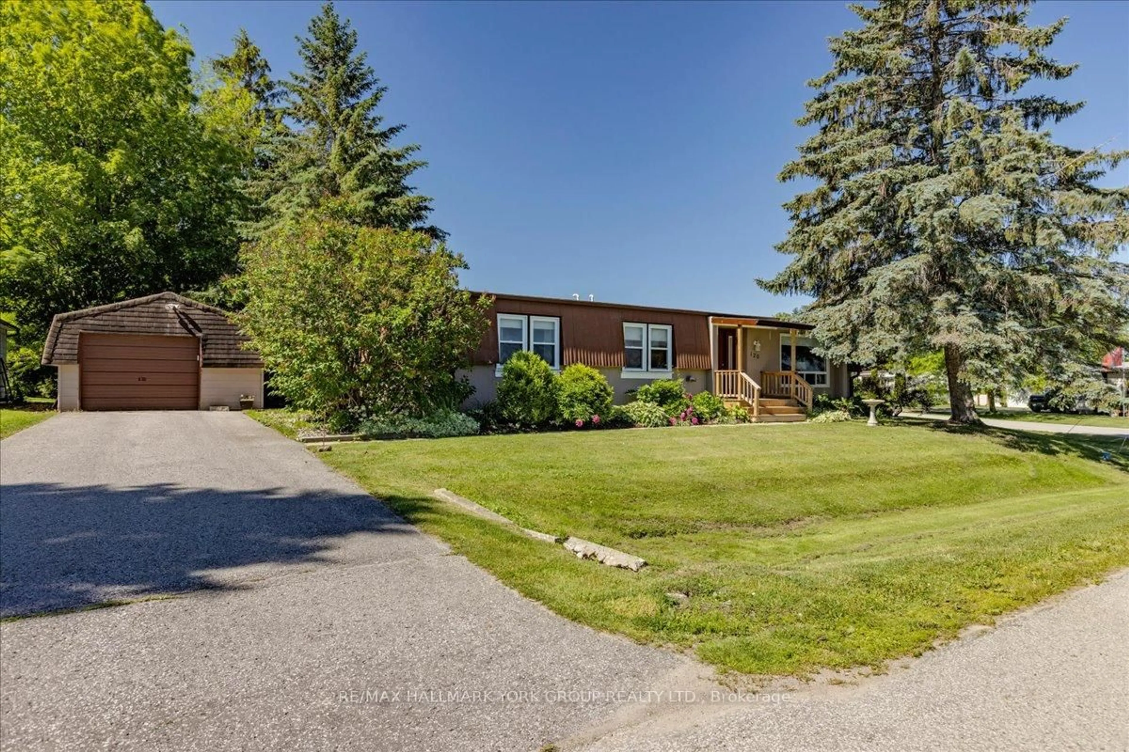 A pic from outside/outdoor area/front of a property/back of a property/a pic from drone, unknown for 120 Roxanna Dr, Georgina Ontario L0E 1R0