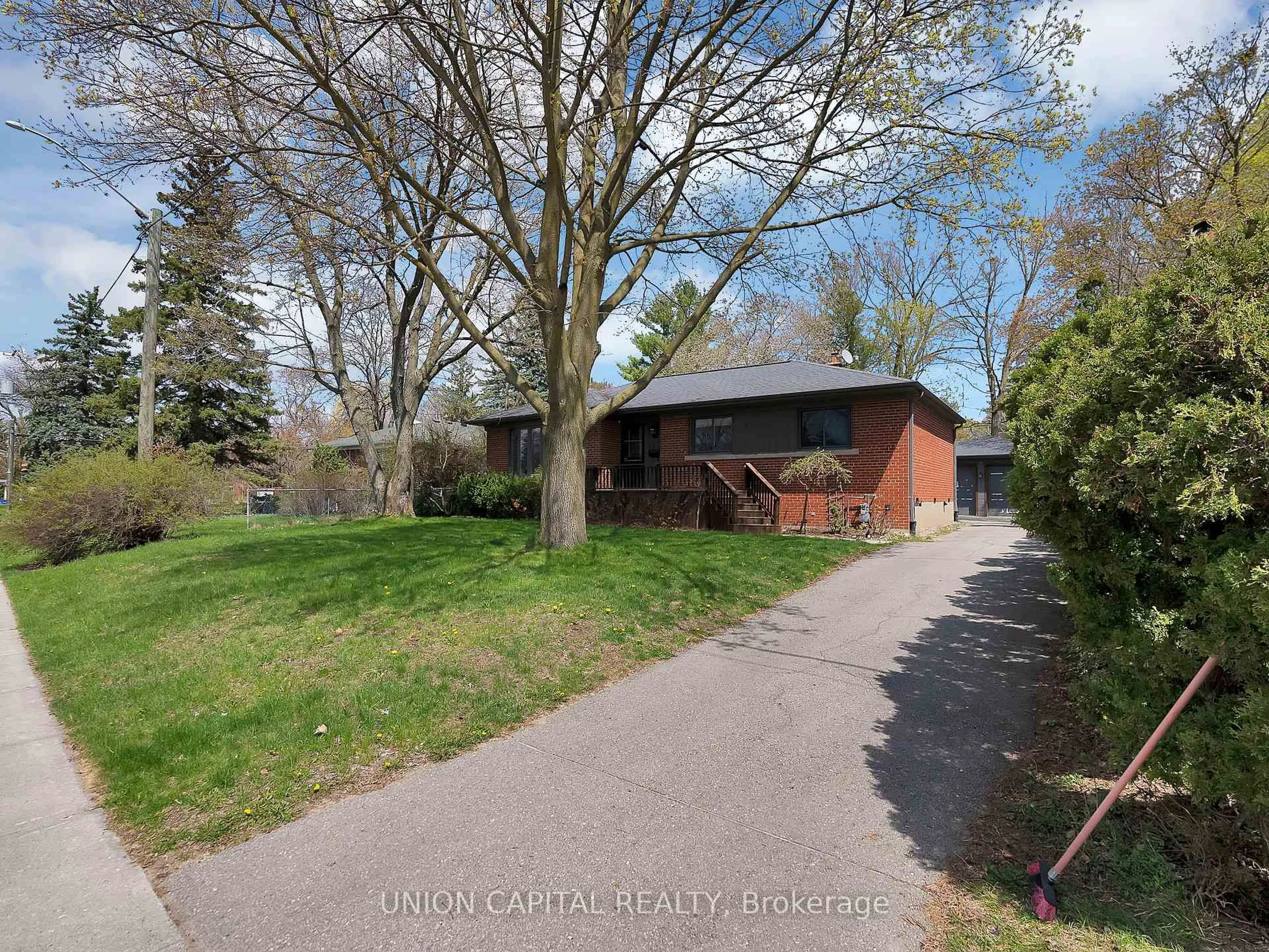 A pic from outside/outdoor area/front of a property/back of a property/a pic from drone, street for 111 Libby Blvd, Richmond Hill Ontario L4C 4V4