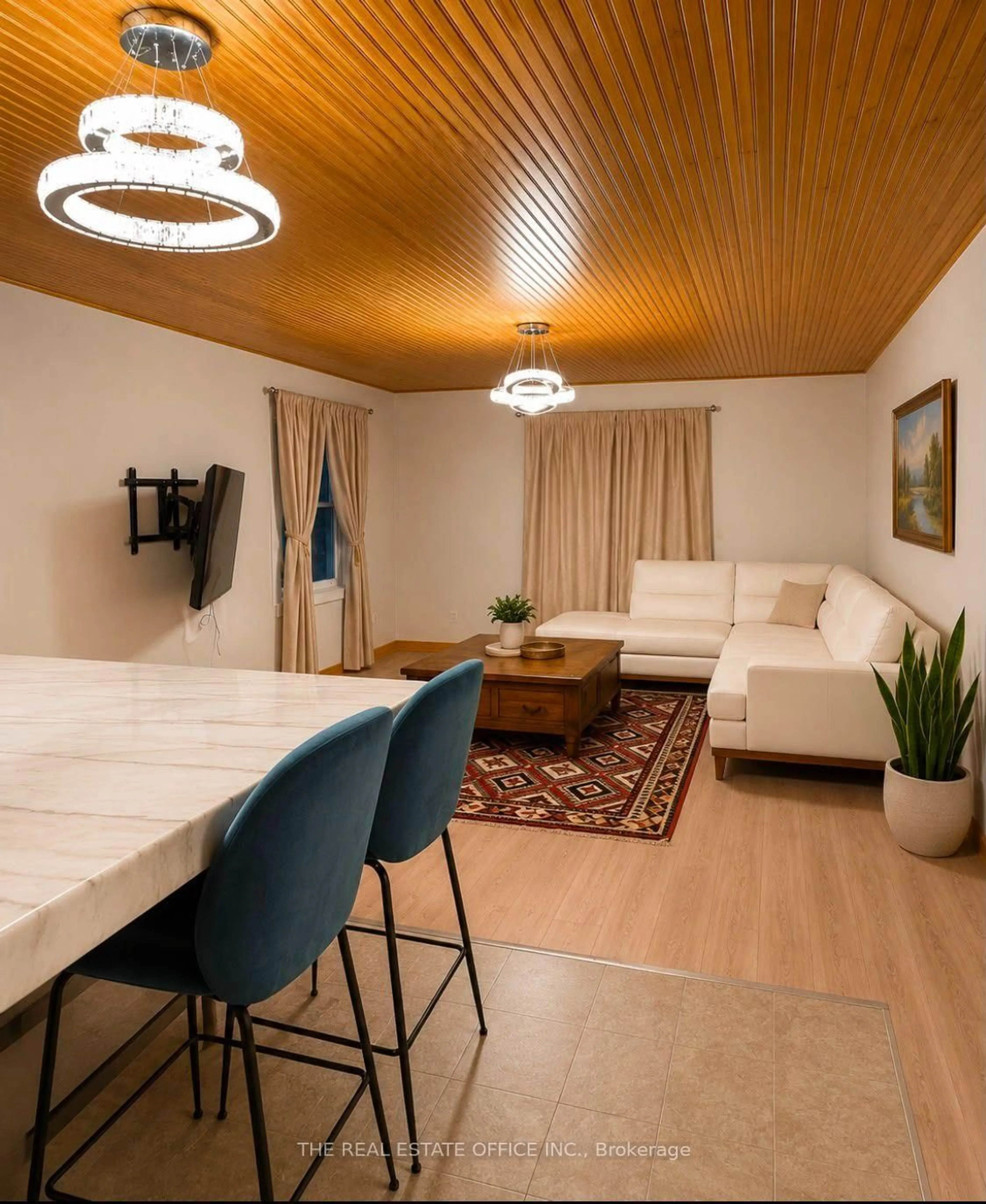 Living room with furniture, wood/laminate floor for 265 Pasadena Dr, Georgina Ontario L4P 2Z1