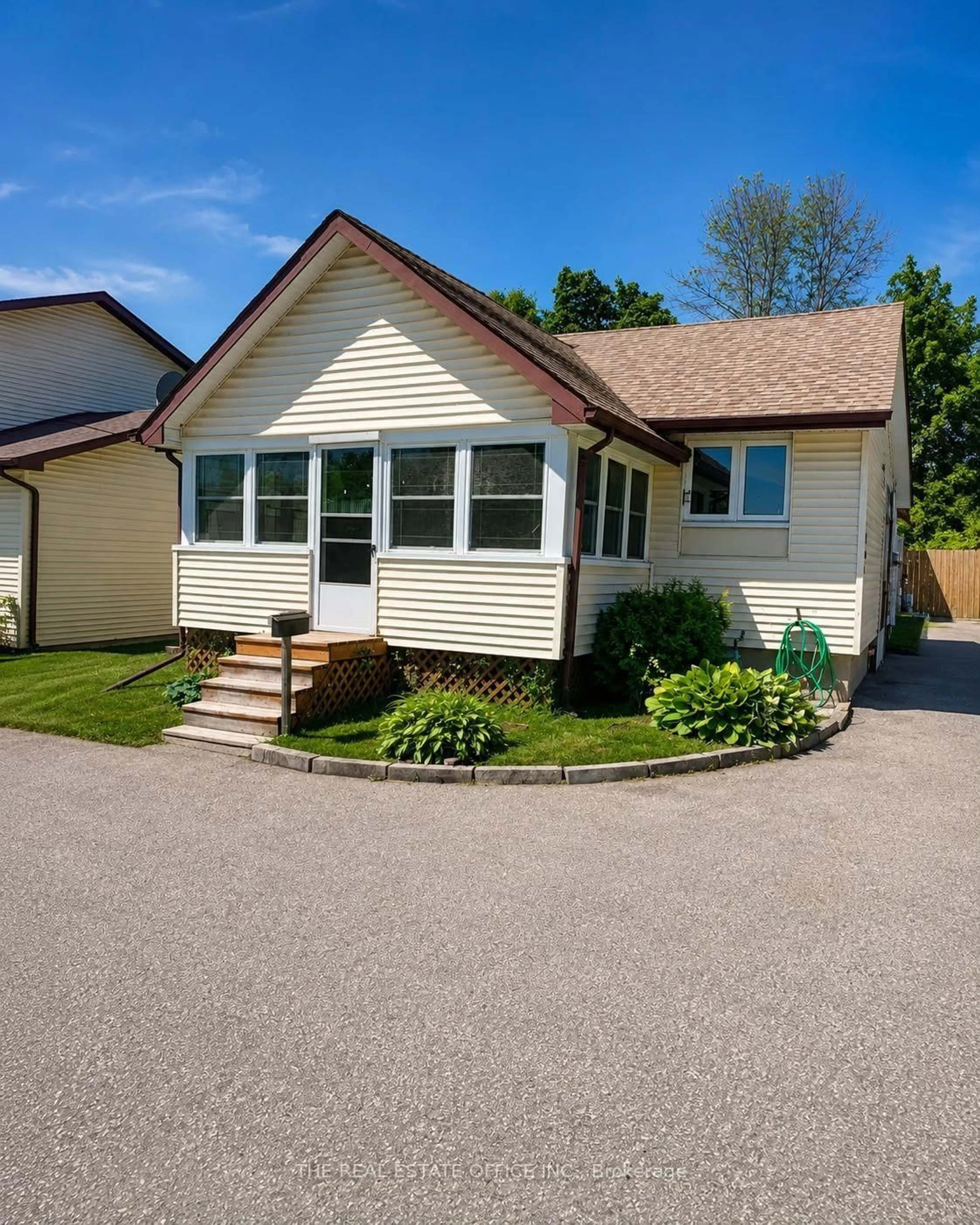 Home with vinyl exterior material, street for 265 Pasadena Dr, Georgina Ontario L4P 2Z1