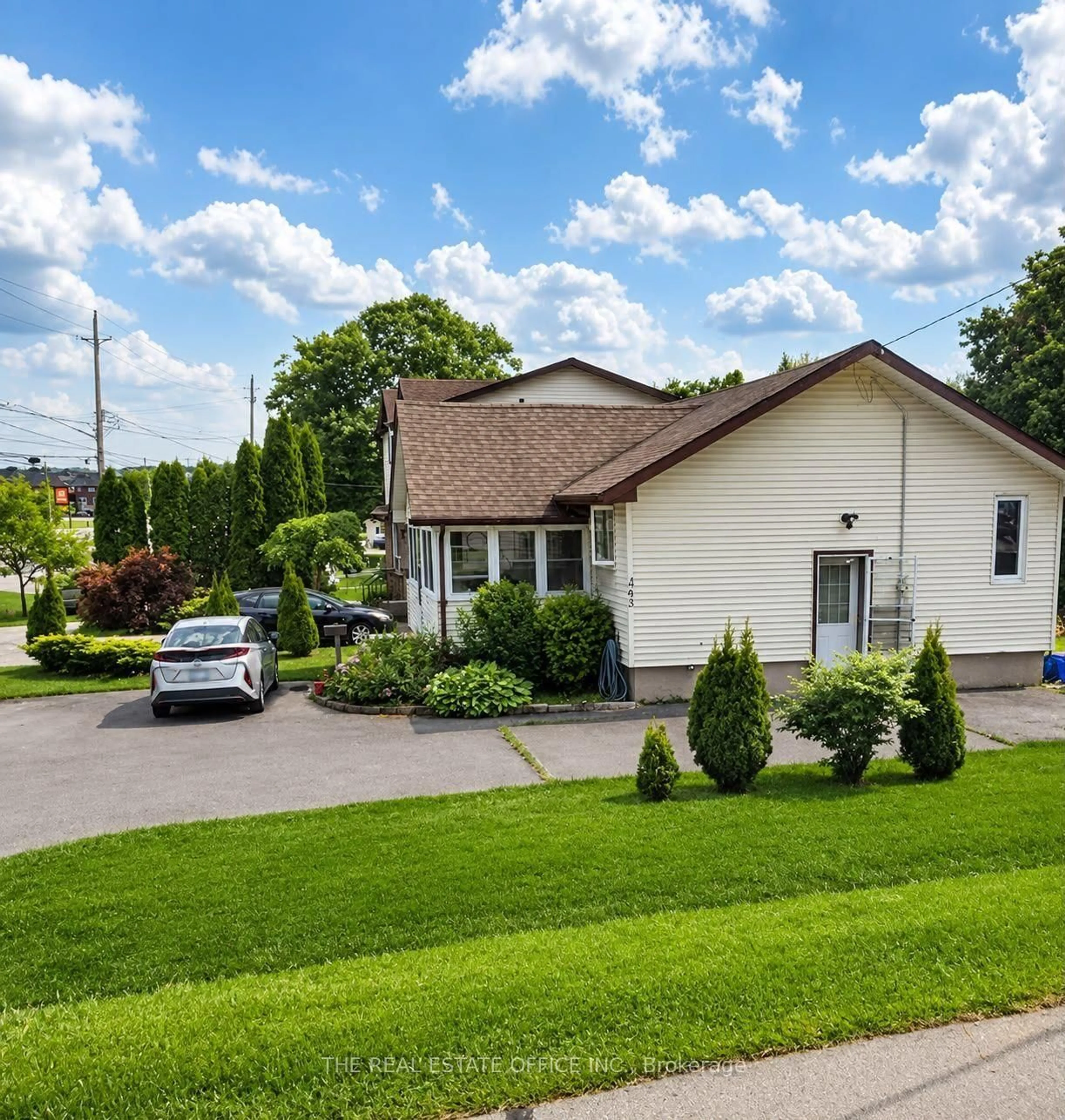 A pic from outside/outdoor area/front of a property/back of a property/a pic from drone, street for 265 Pasadena Dr, Georgina Ontario L4P 2Z1