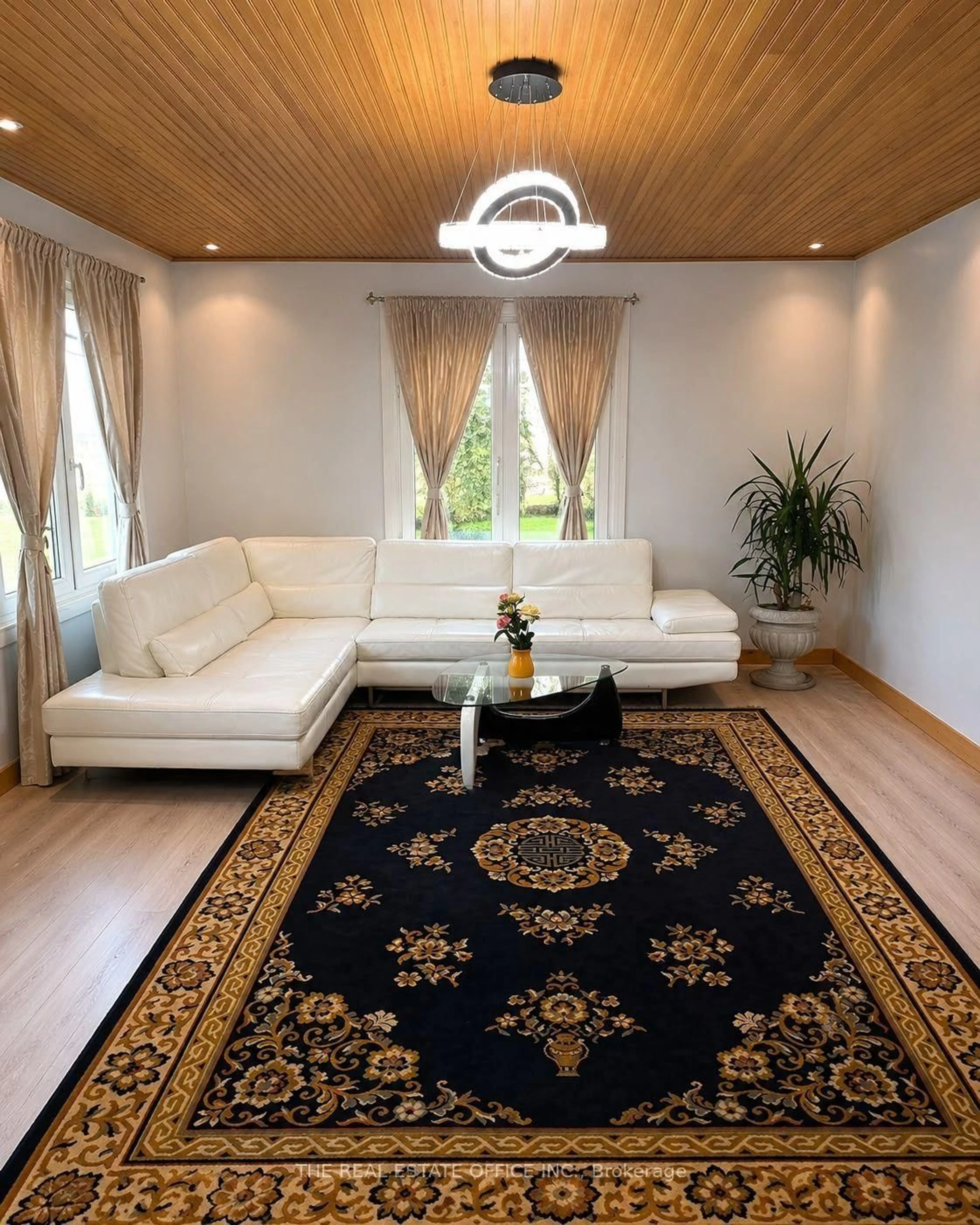 Living room with furniture, carpet floor for 265 Pasadena Dr, Georgina Ontario L4P 2Z1