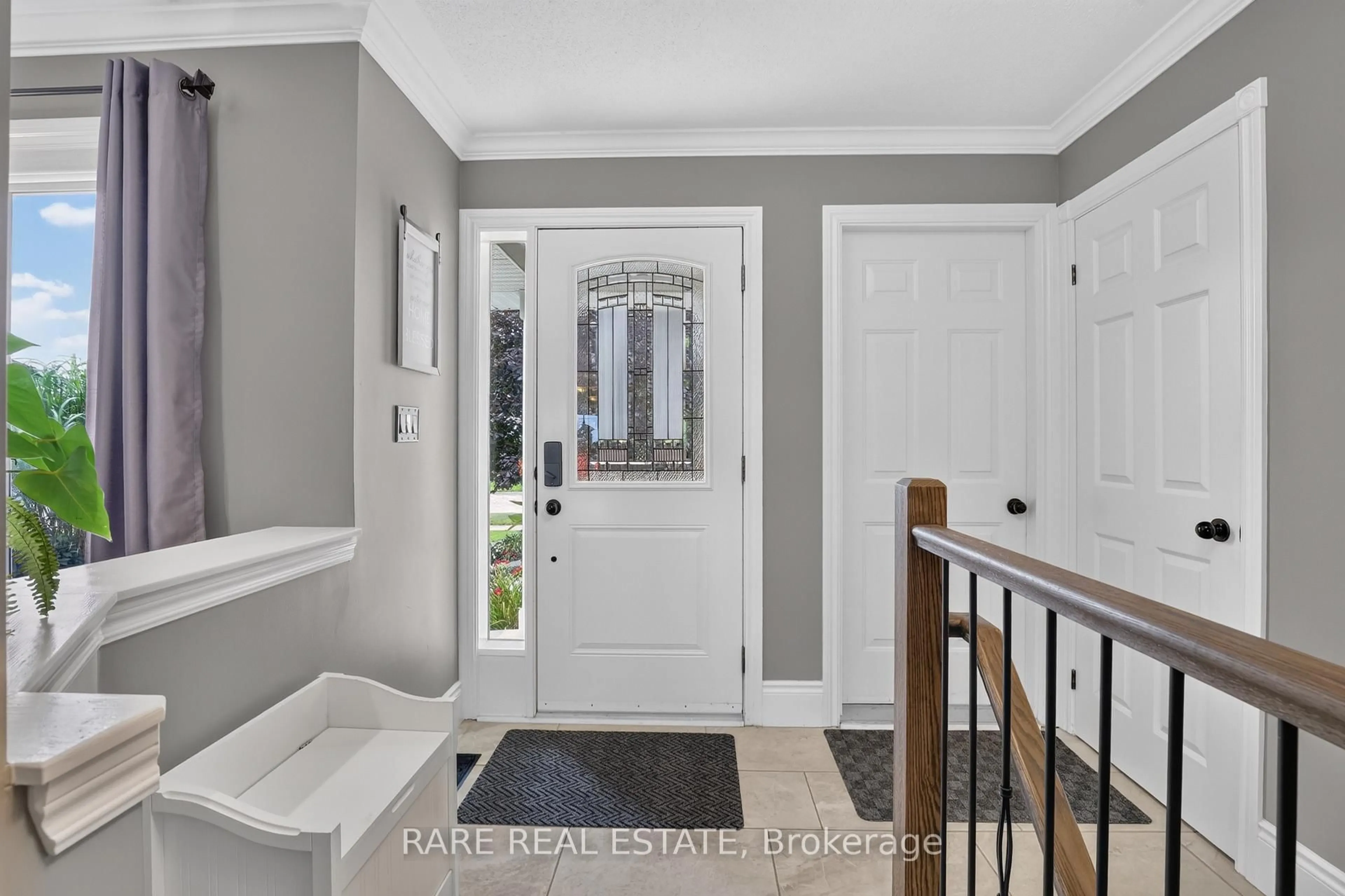 Indoor entryway for 1929 Romina Crt, Innisfil Ontario L9S 4X9
