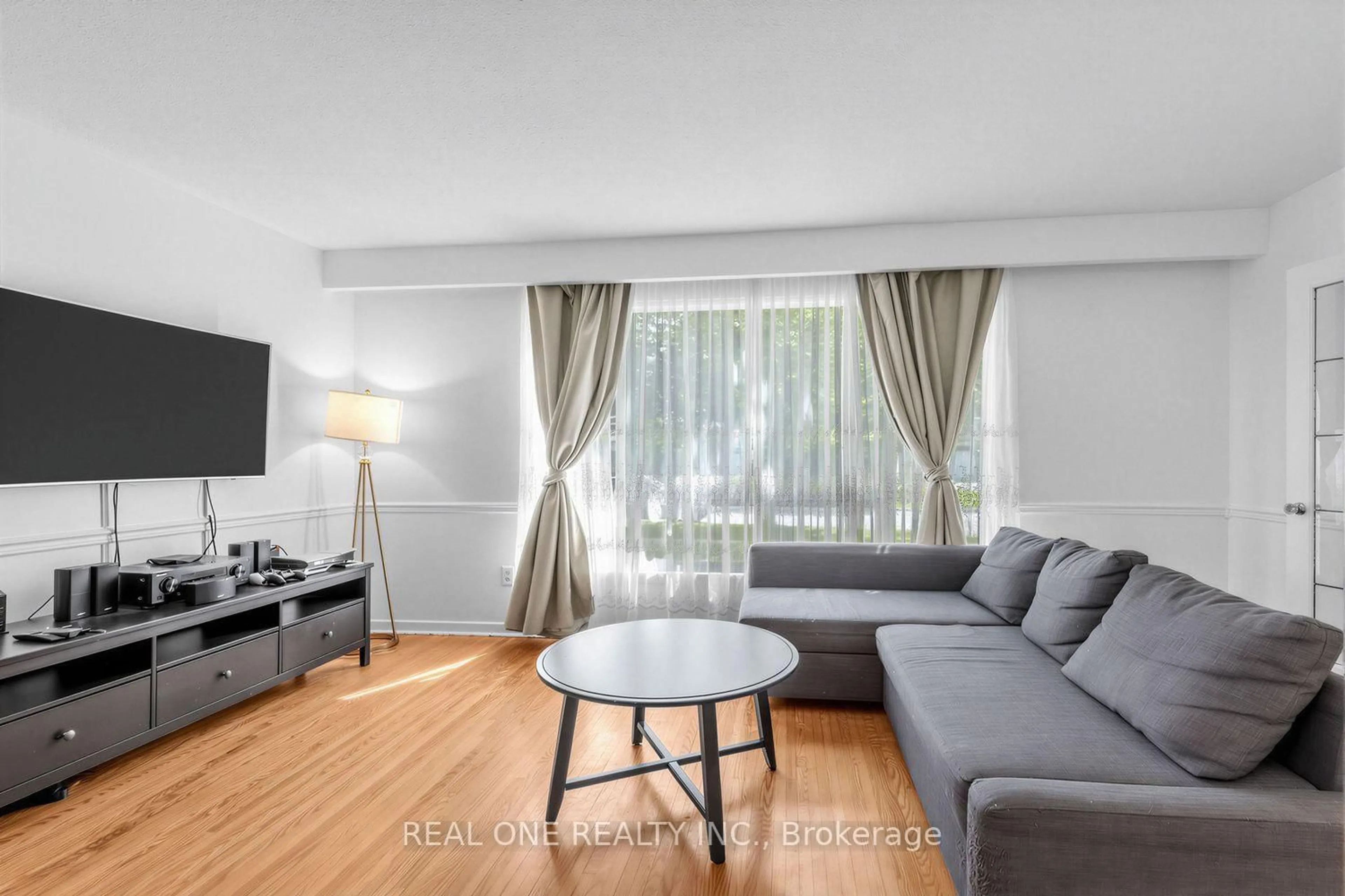 Living room with furniture, wood/laminate floor for 10 Devins Dr, Aurora Ontario L4G 2Z1