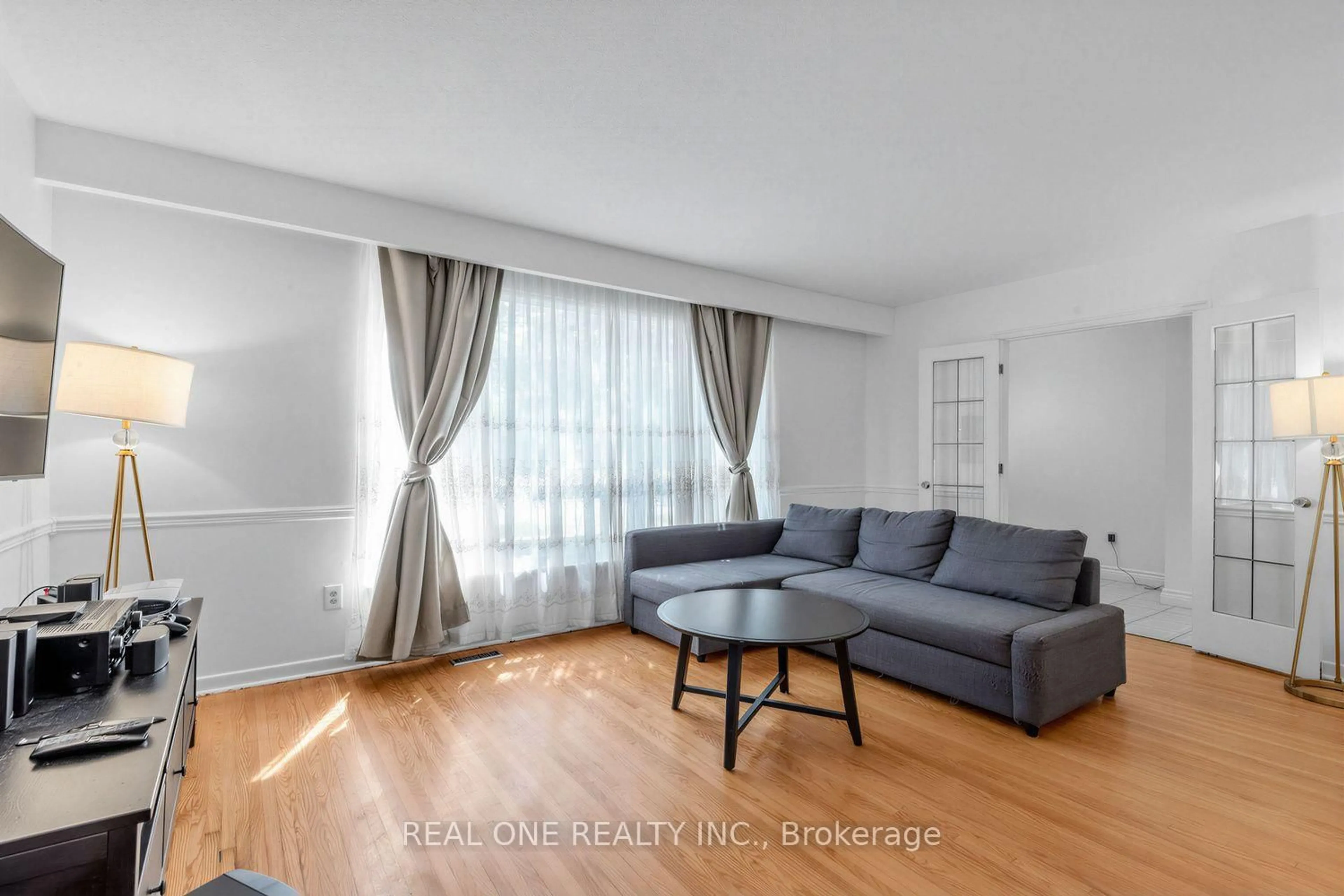 Living room with furniture, unknown for 10 Devins Dr, Aurora Ontario L4G 2Z1