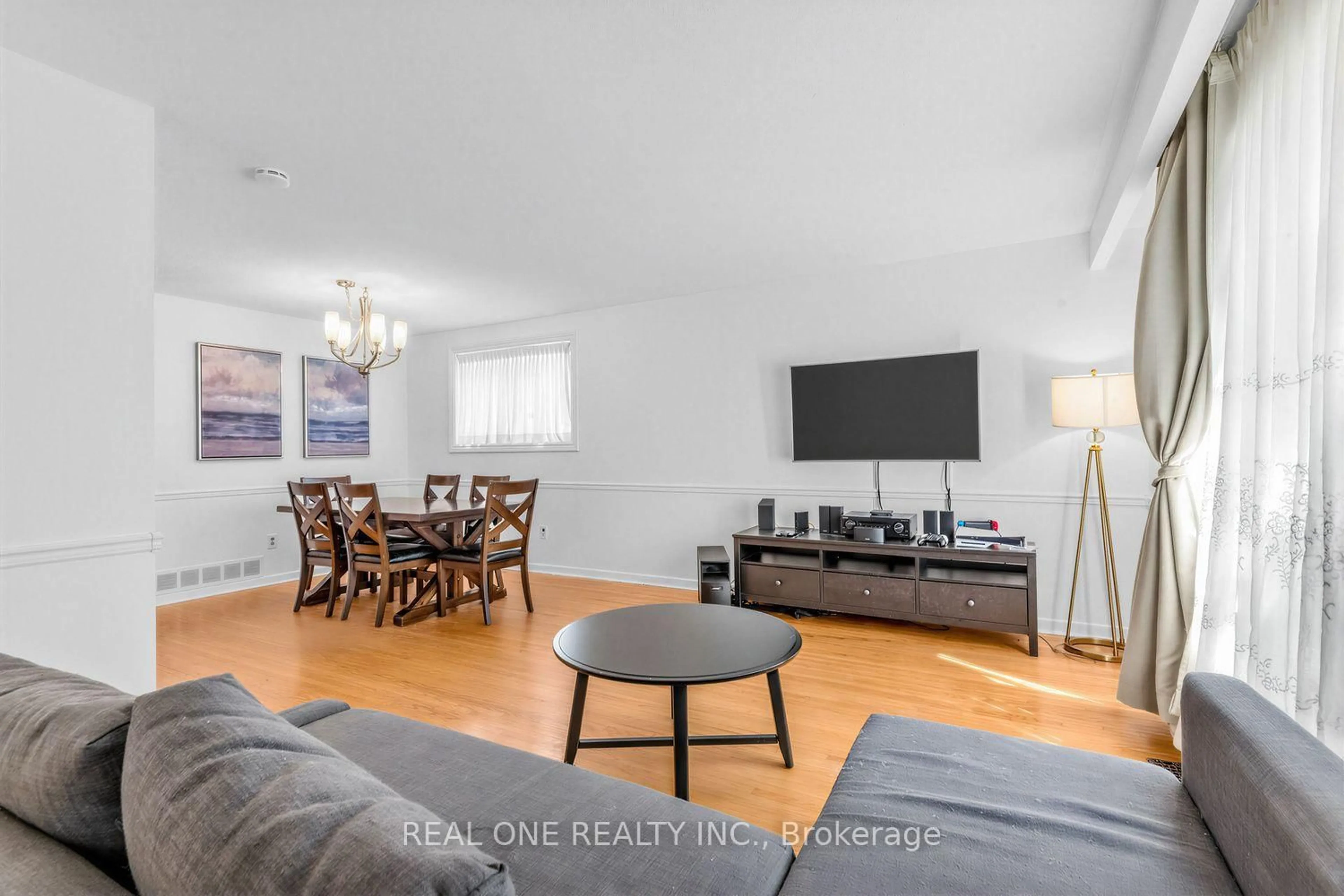 Living room with furniture, unknown for 10 Devins Dr, Aurora Ontario L4G 2Z1