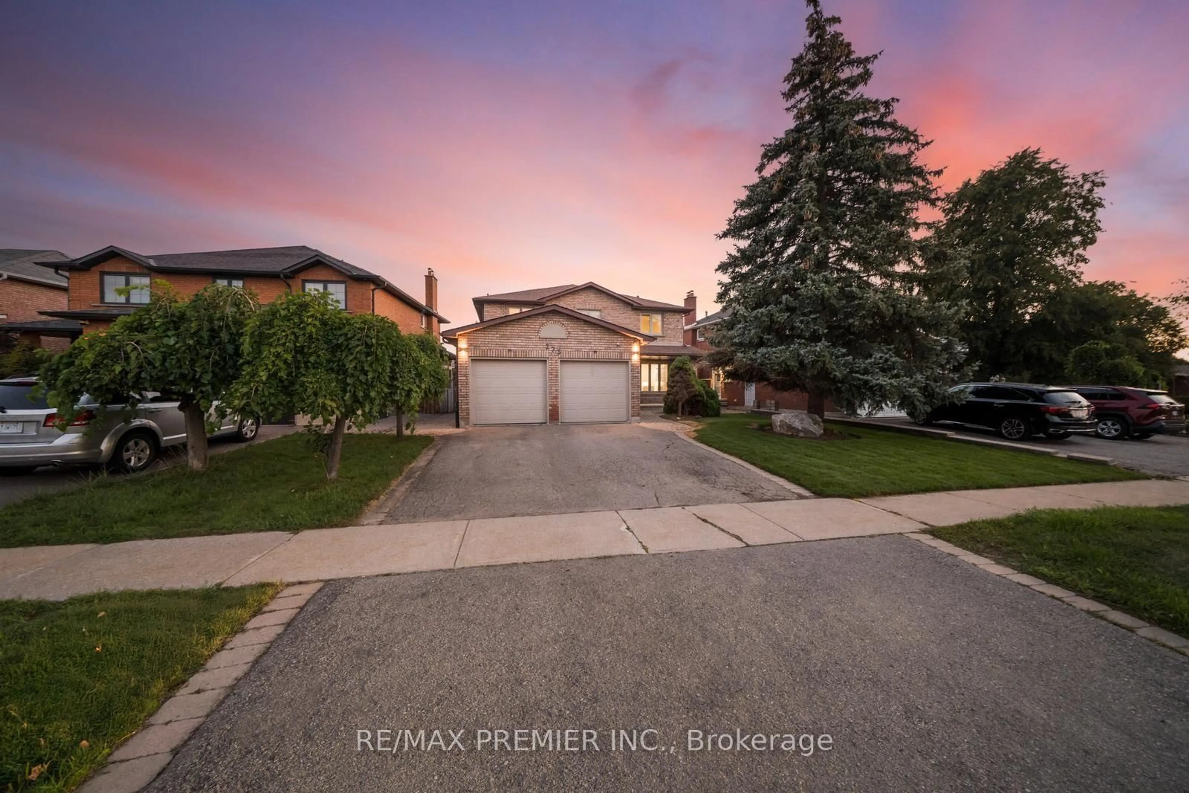 A pic from outside/outdoor area/front of a property/back of a property/a pic from drone, street for 273 Belview Ave, Vaughan Ontario L4L 7W4
