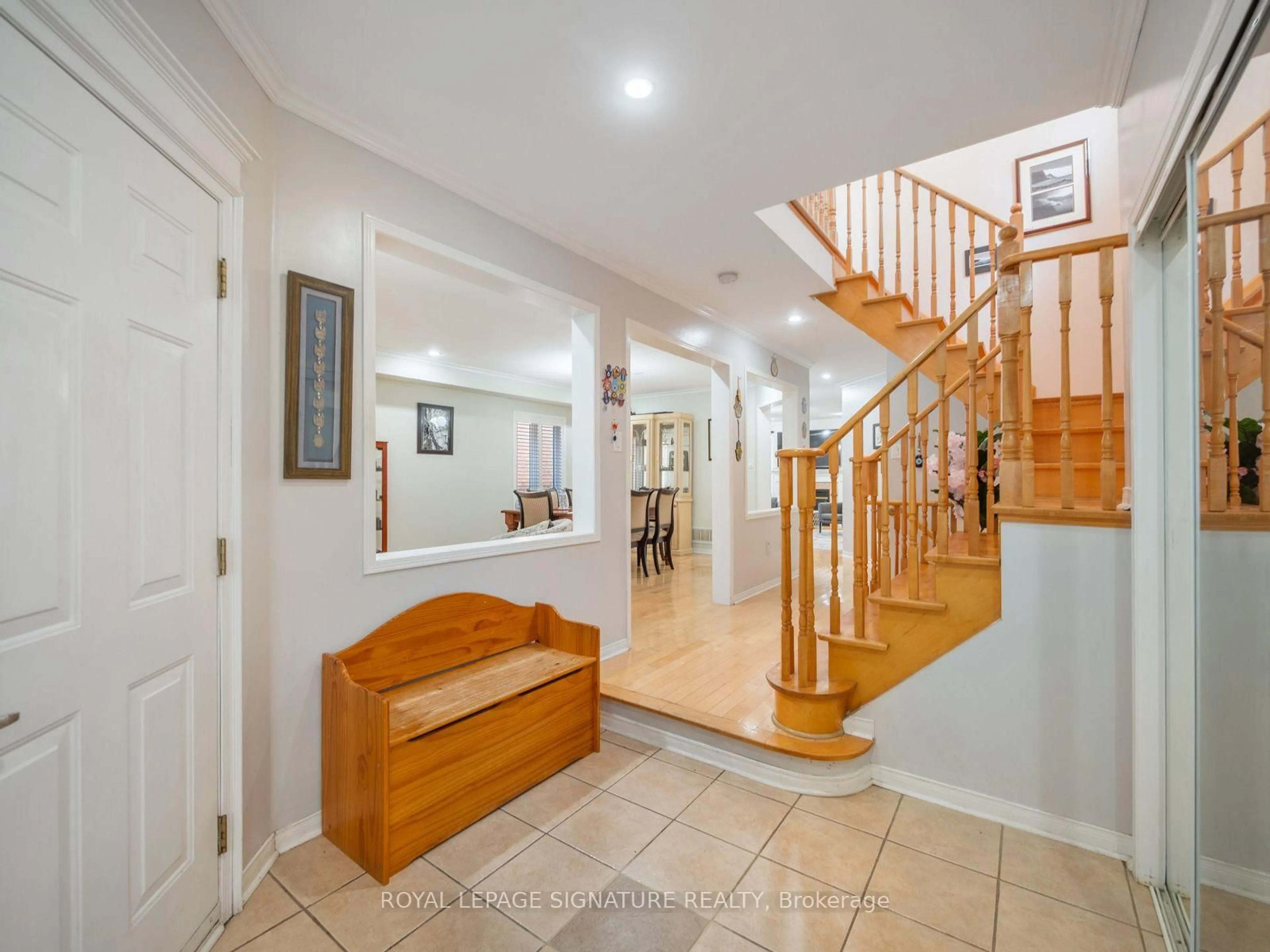Indoor foyer for 26 Tomscot Ave, Richmond Hill Ontario L4E 4M2